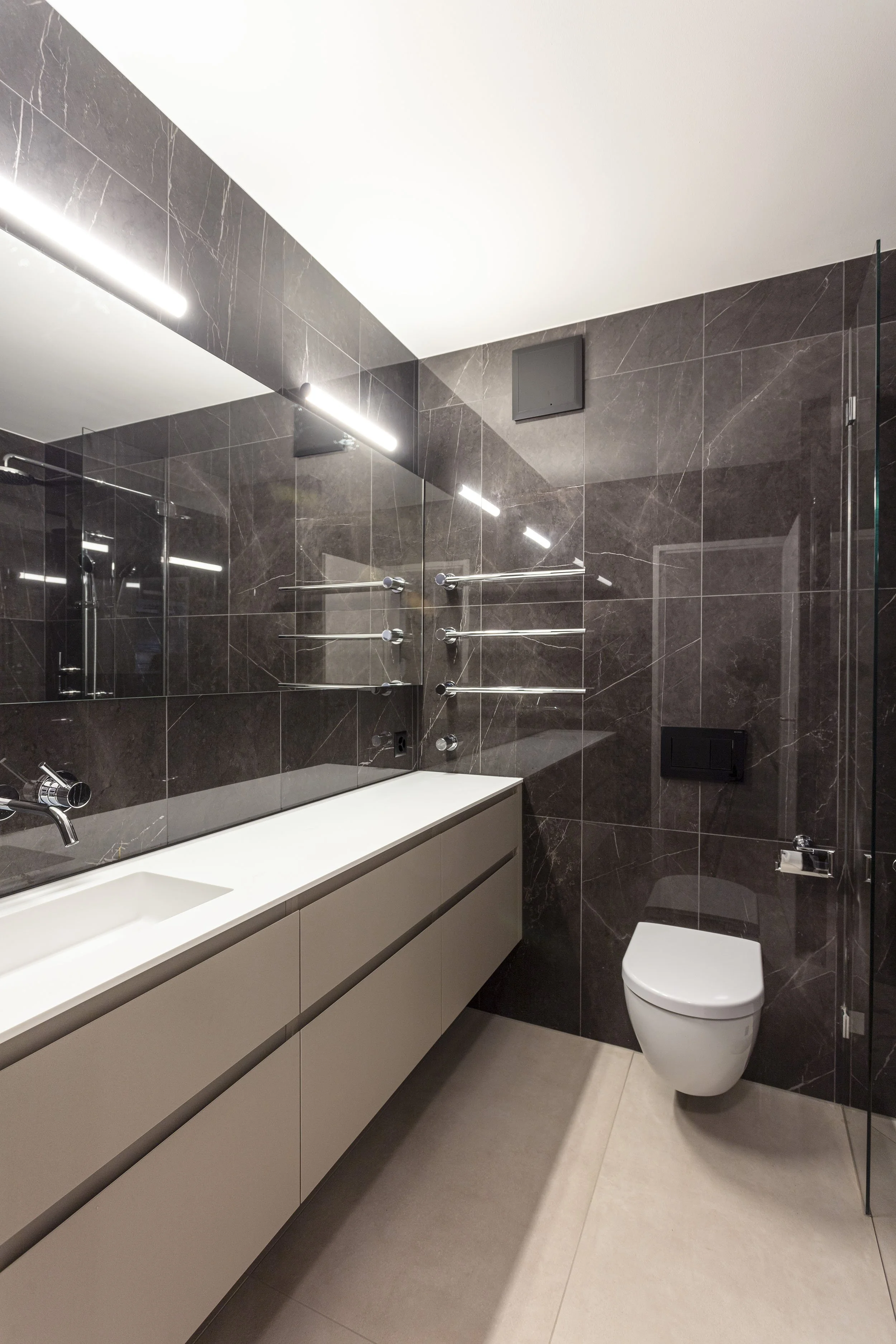 Langer Waschtisch mit WC, Apartment Zürich