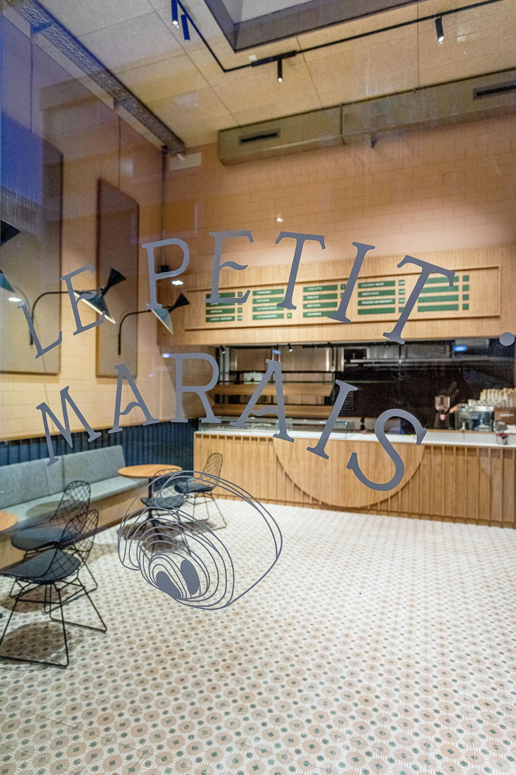 cafe-innenarchitektur-zürich-gastronomie-gastraum-le petit marais-schaufenster-interiordesign.jpg