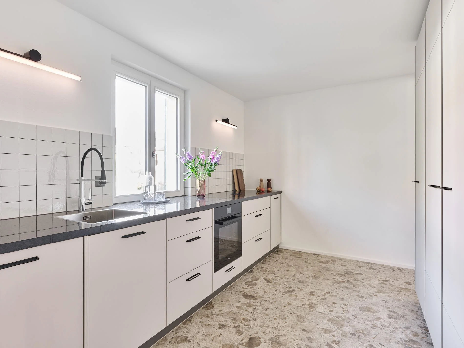 Küchenzeile mit Natursteinabdeckung, Privathaus Zürich