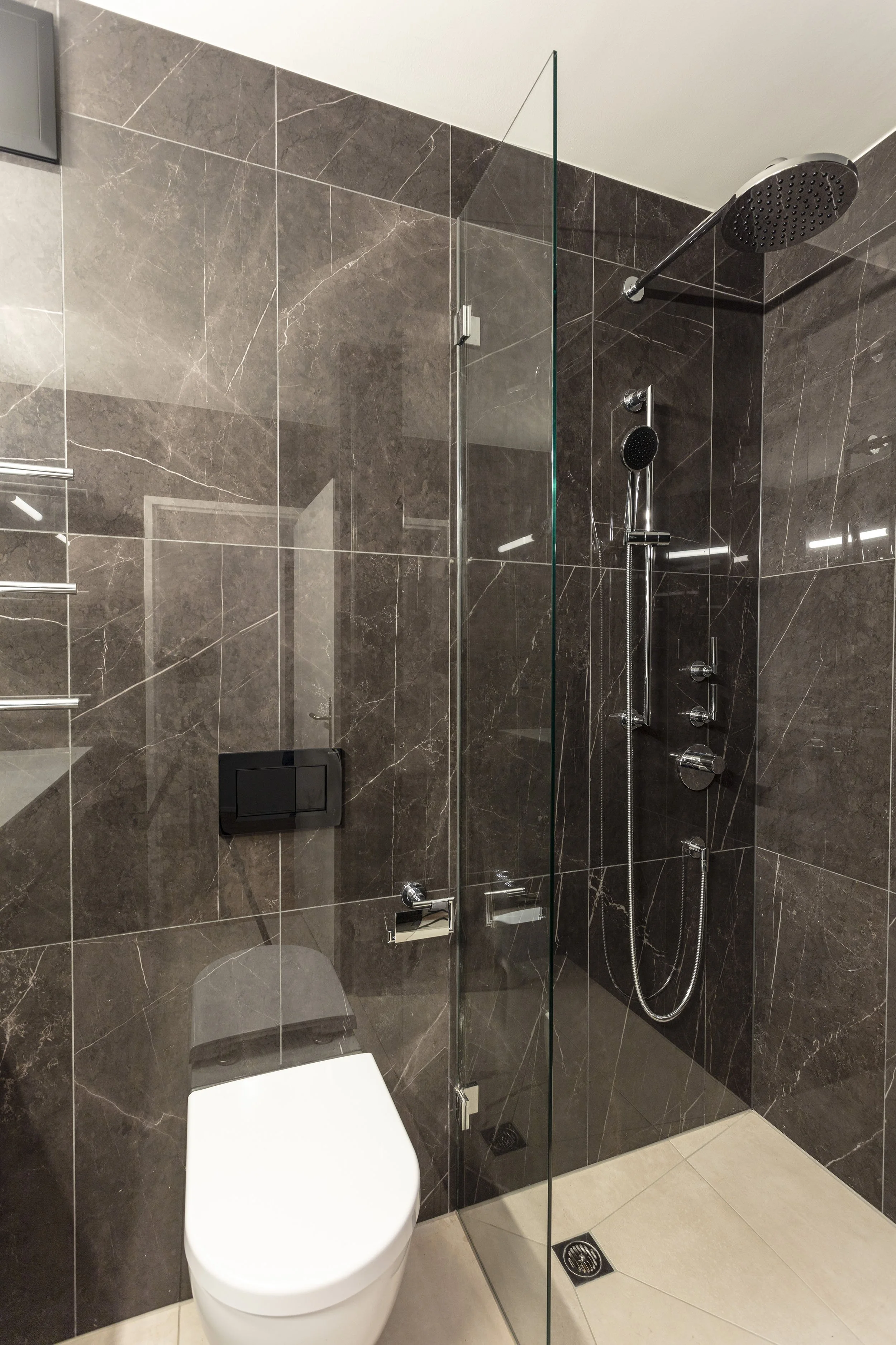 Dusche mit Fliesen in Natursteinoptik, Apartment Zürich