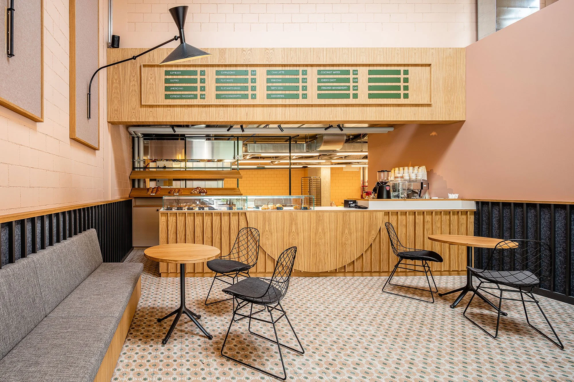 cafedesign-innenarchitektur-zürich-gastronomie-gastraum-le petit marais-plattenboden-interiordesign-wandleuchten.jpg