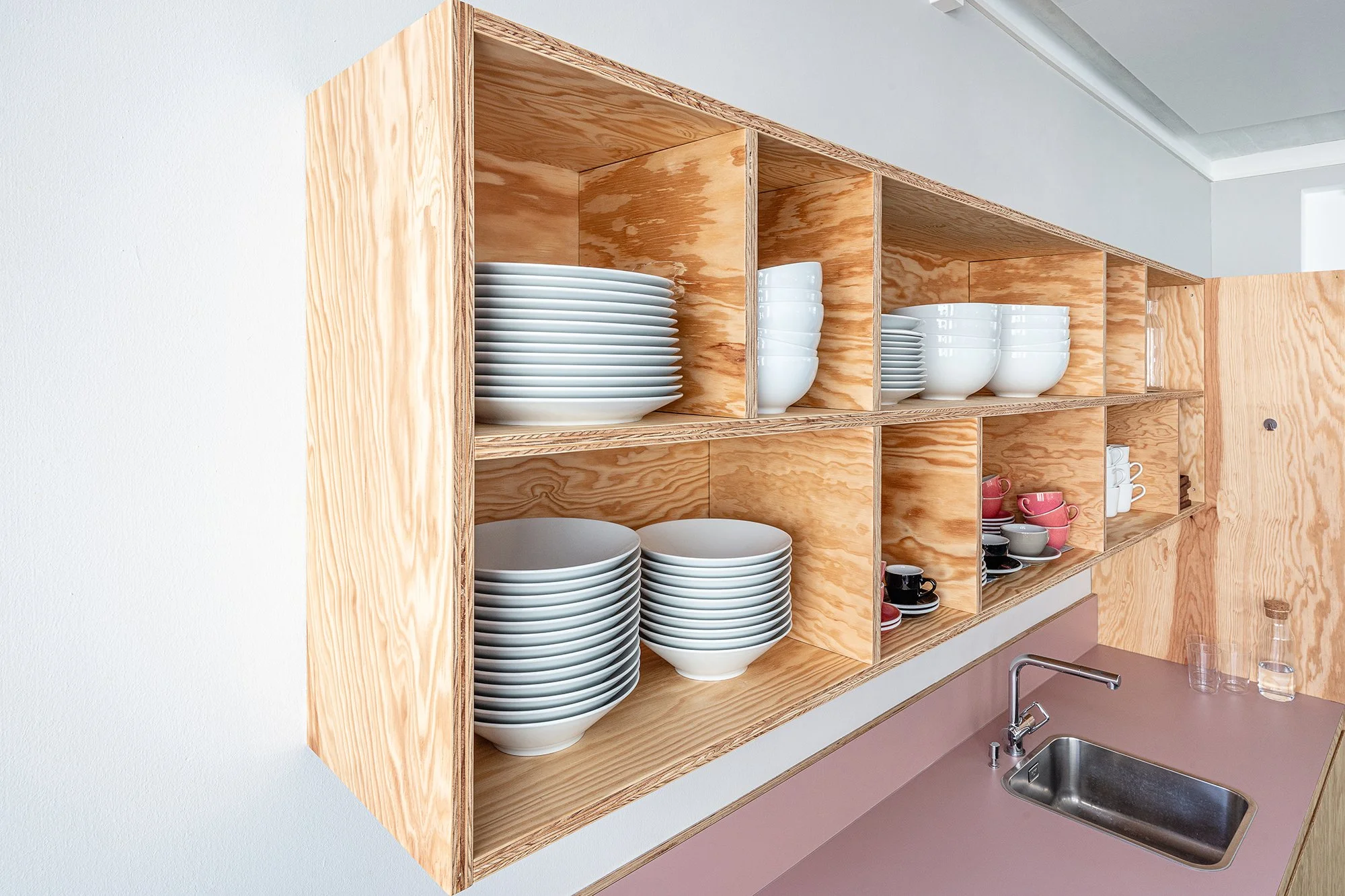 innenarchitekt-zuerich-büroumbau-küchendesign-rosa-sperrholz-ron orp.jpg