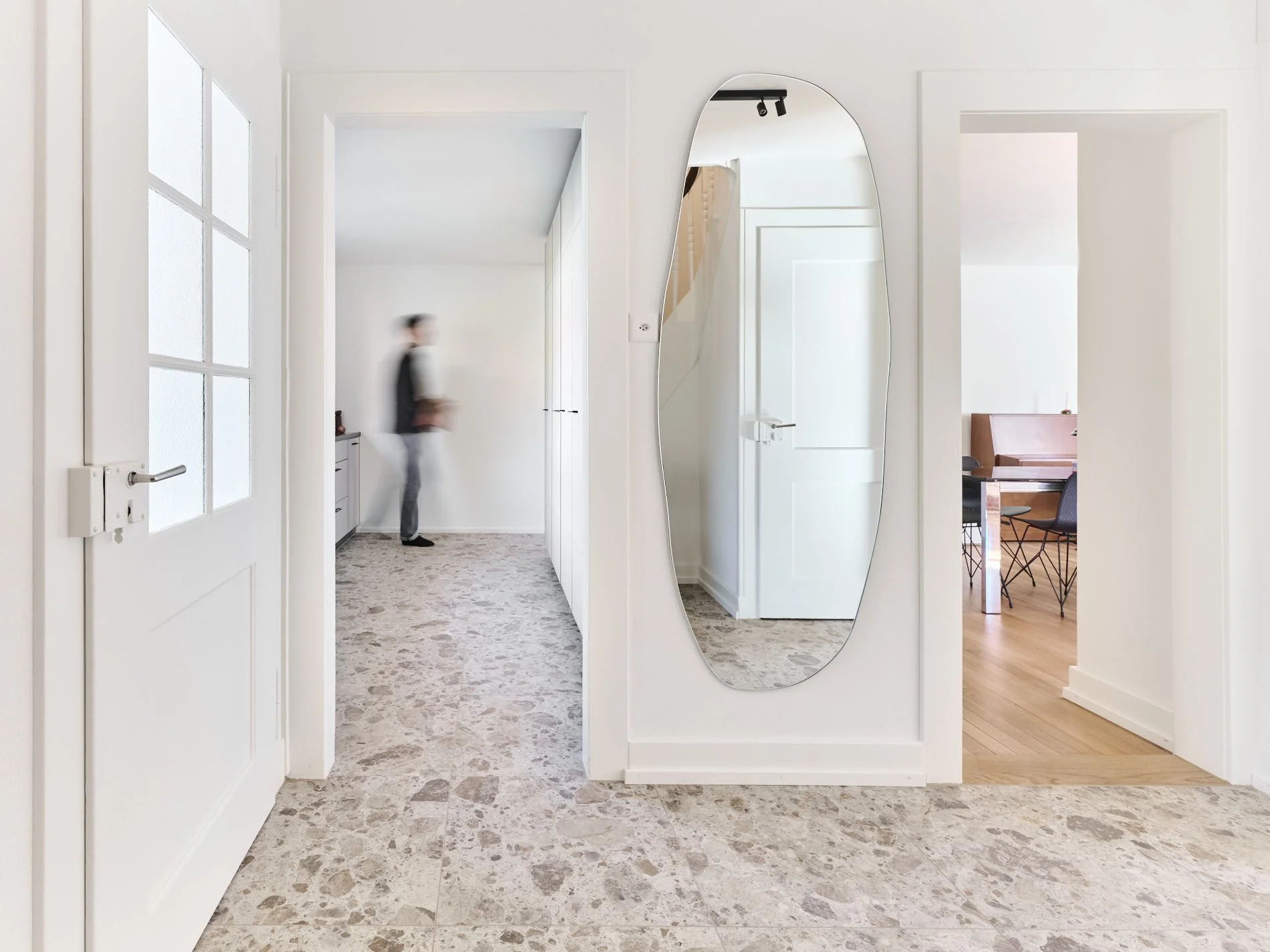 Eingangsbereich mit Spiegel und Plattenboden, Privathaus Zürich