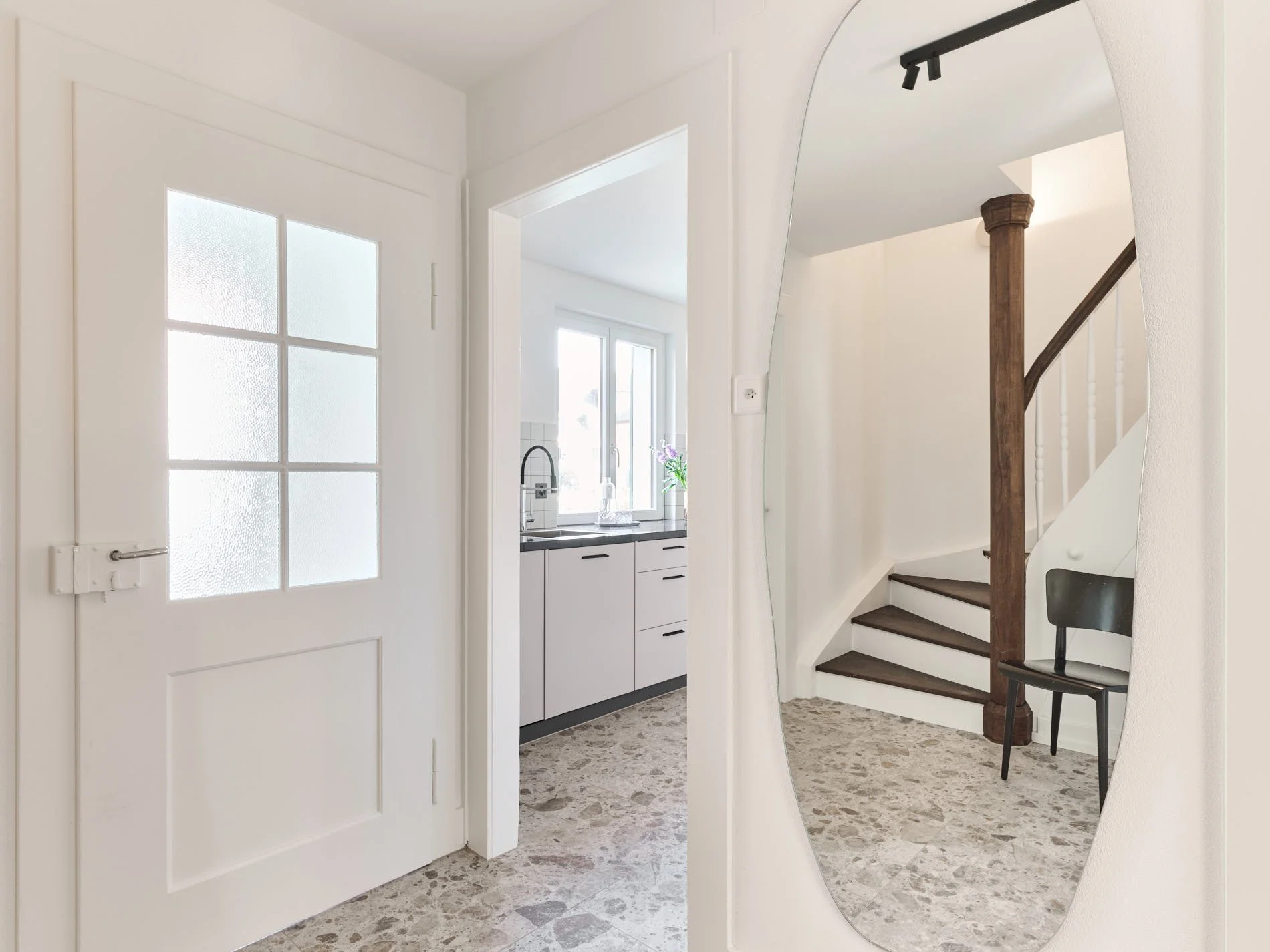 Eingangsbereich mit Sicht in die Küche, Privathaus Zürich