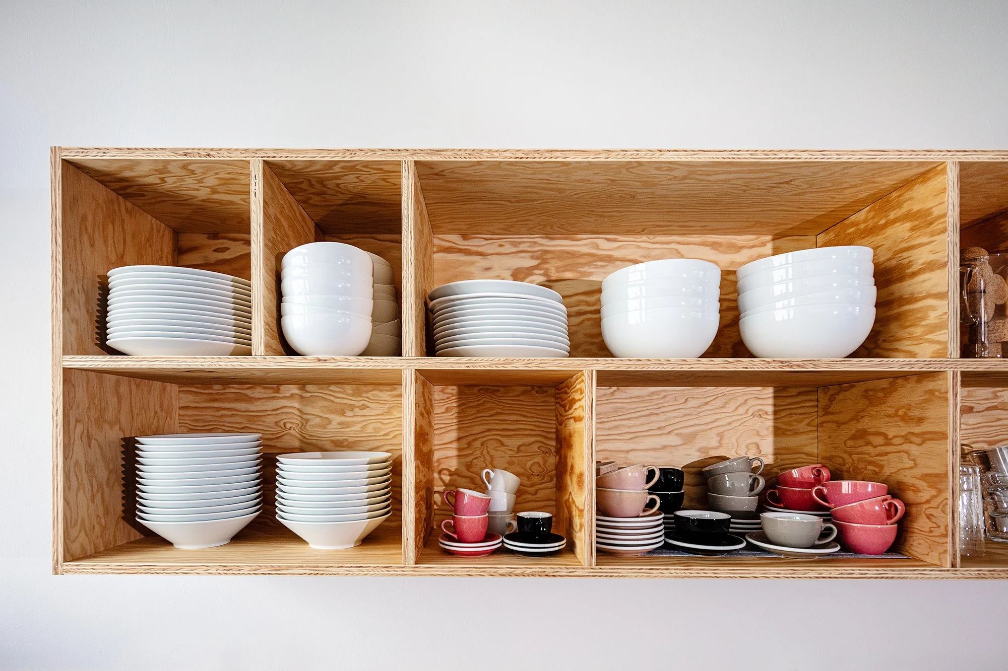 innenarchitekt-zuerich-büroumbau-küchendesign-offenes regal-sperrholz-ron orp.jpg