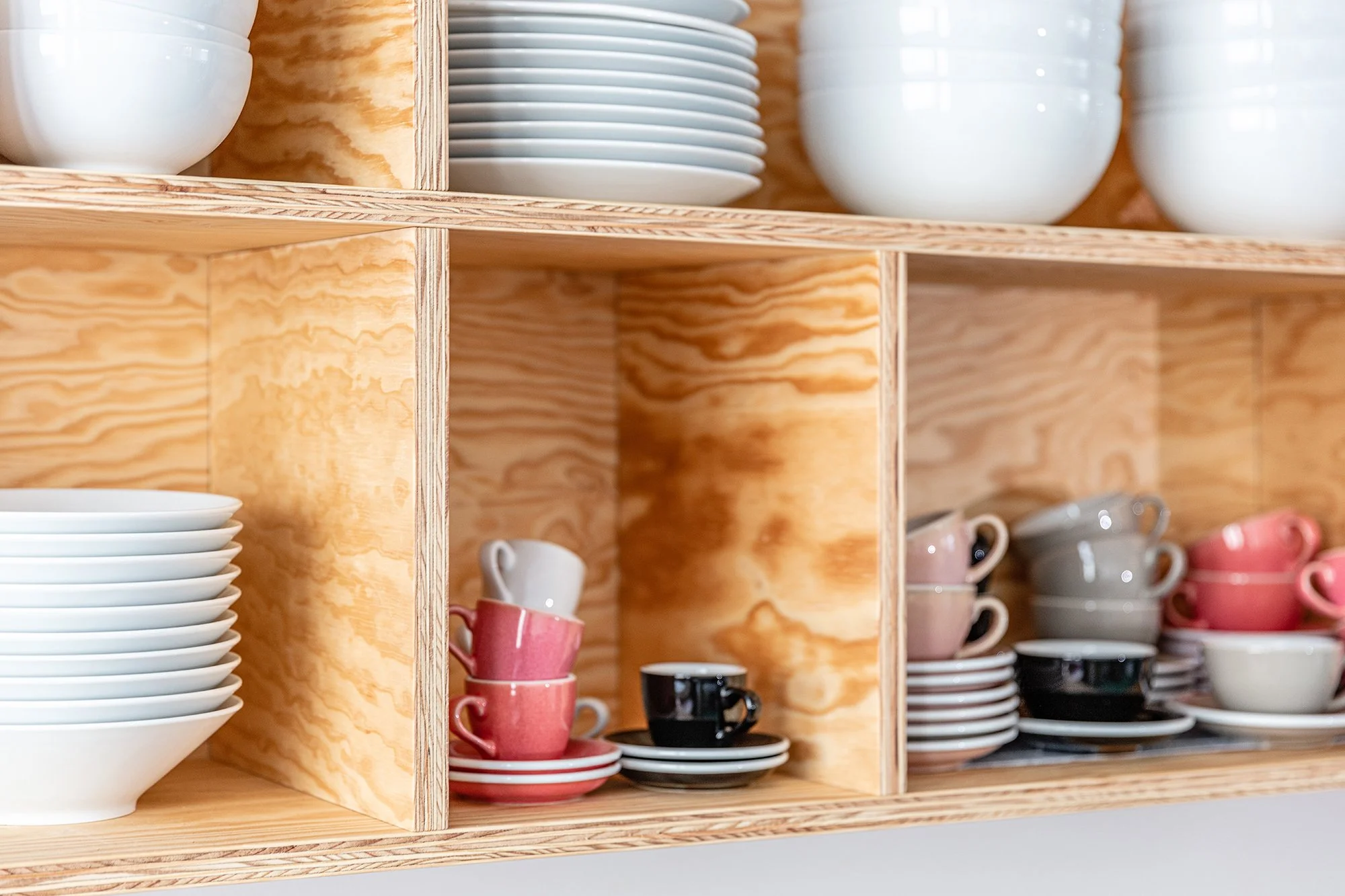 innenarchitekt-zuerich-büroumbau-küchendesign-rosa-sperrholz-ron orp-detail.jpg