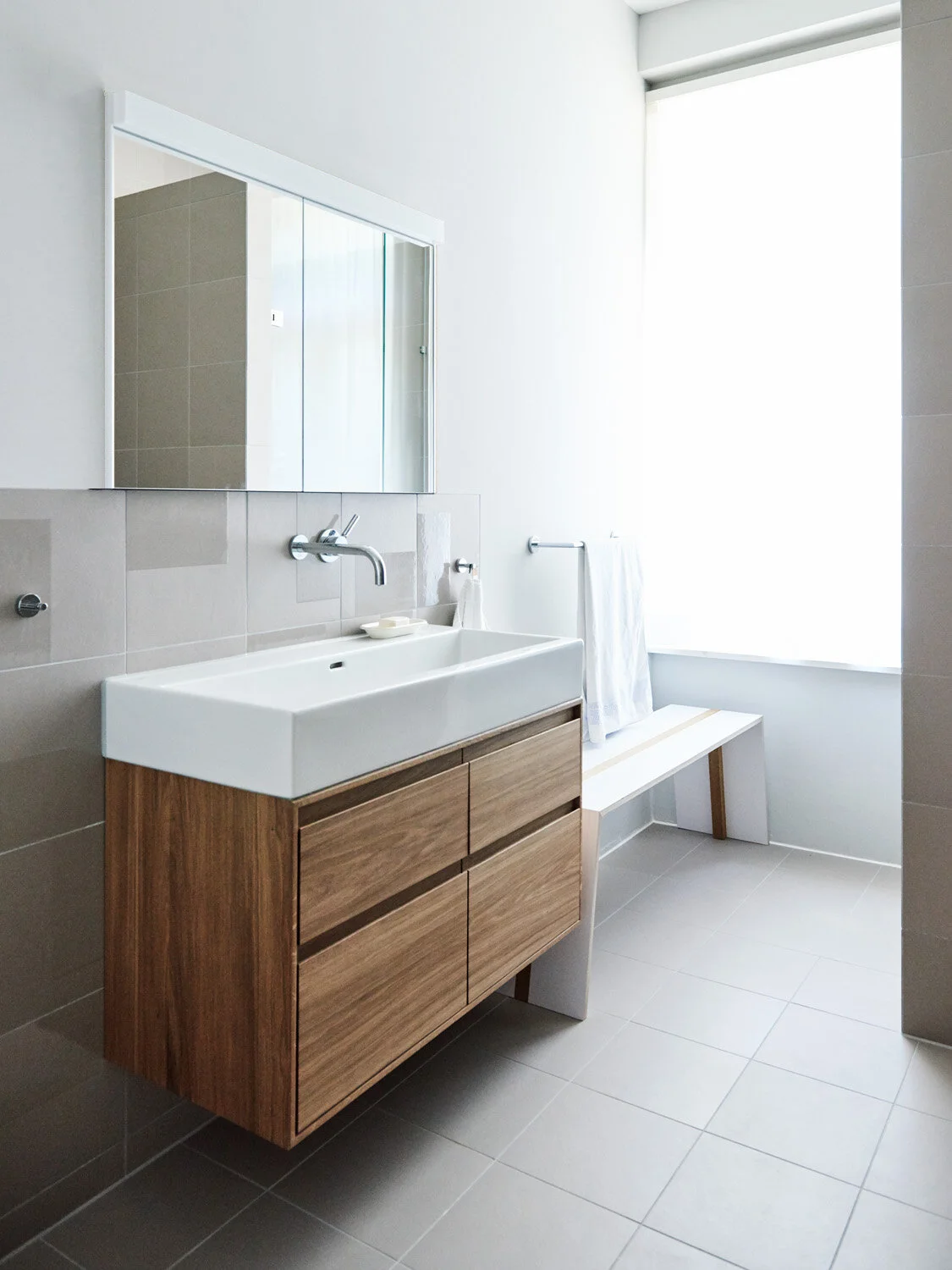 Badezimmer mit Eichenholzmöbel, Apartment Zollikon