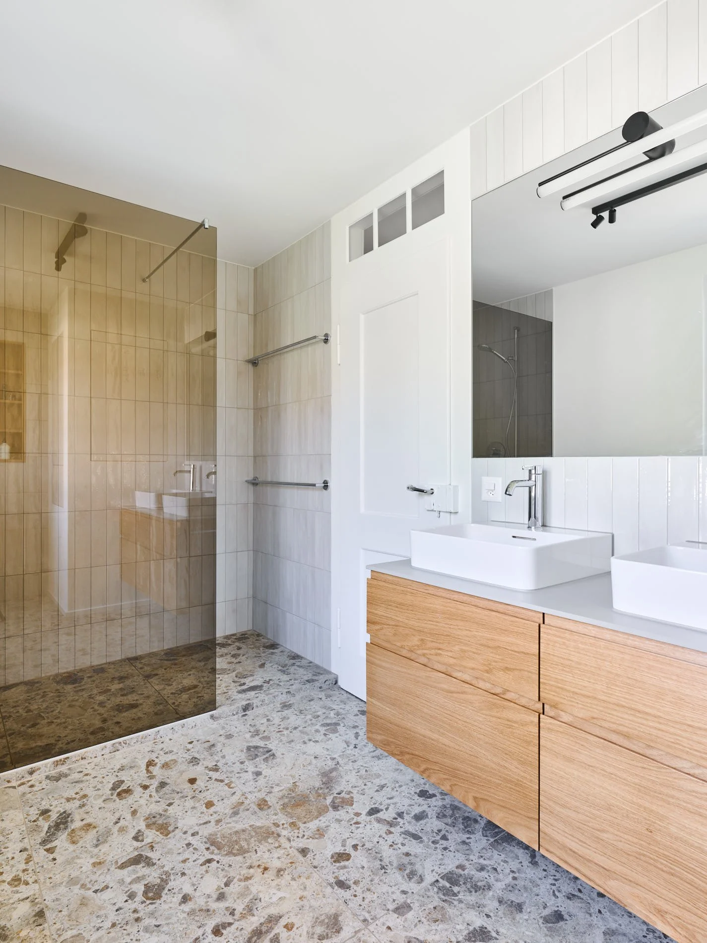 Badezimmer mit Waschtisch und Dusche, Privathaus Zürich