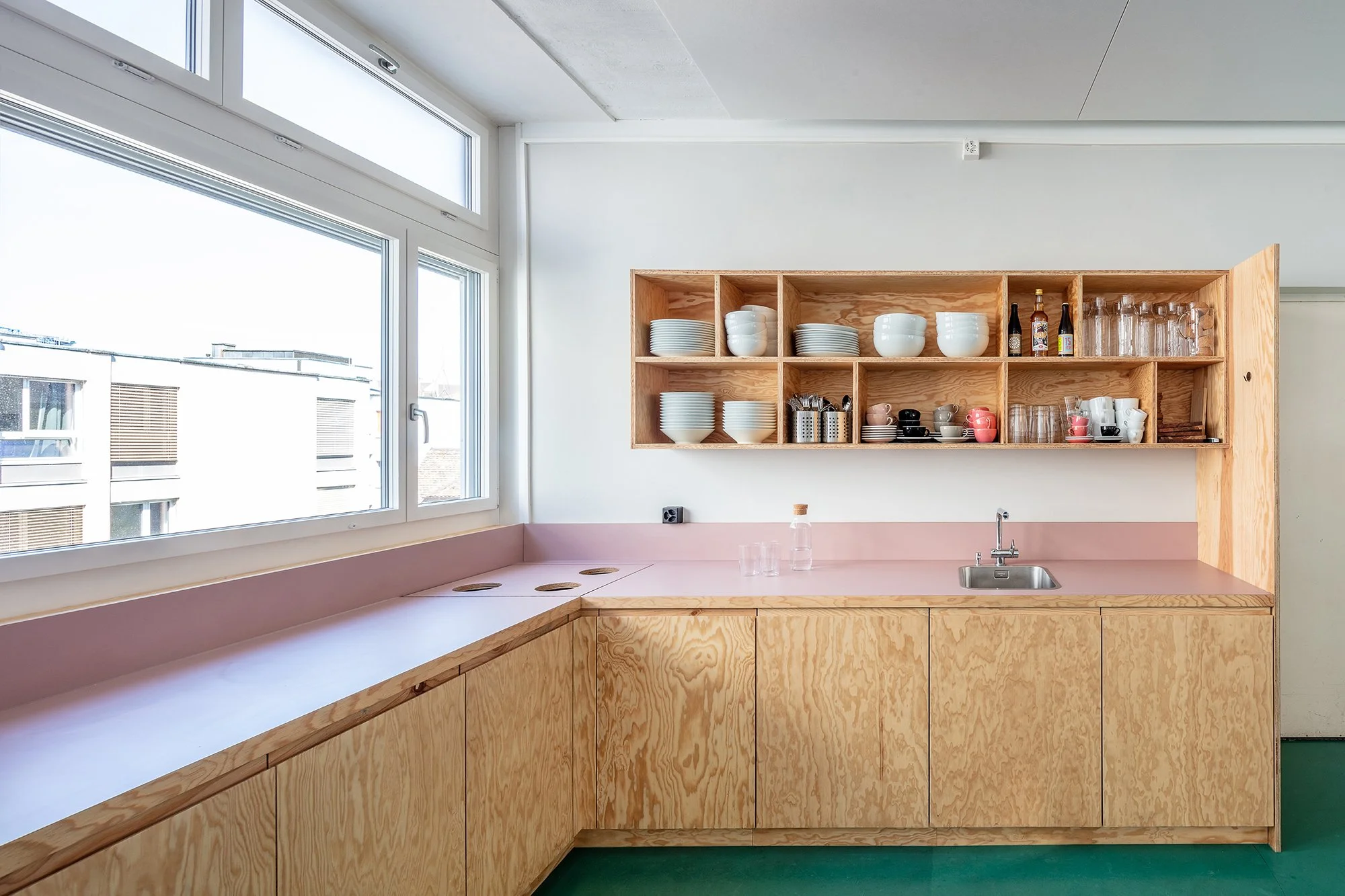 innenarchitekt-zuerich-büroumbau-küchendesign-rosa-sperrholz-ron orp.jpg