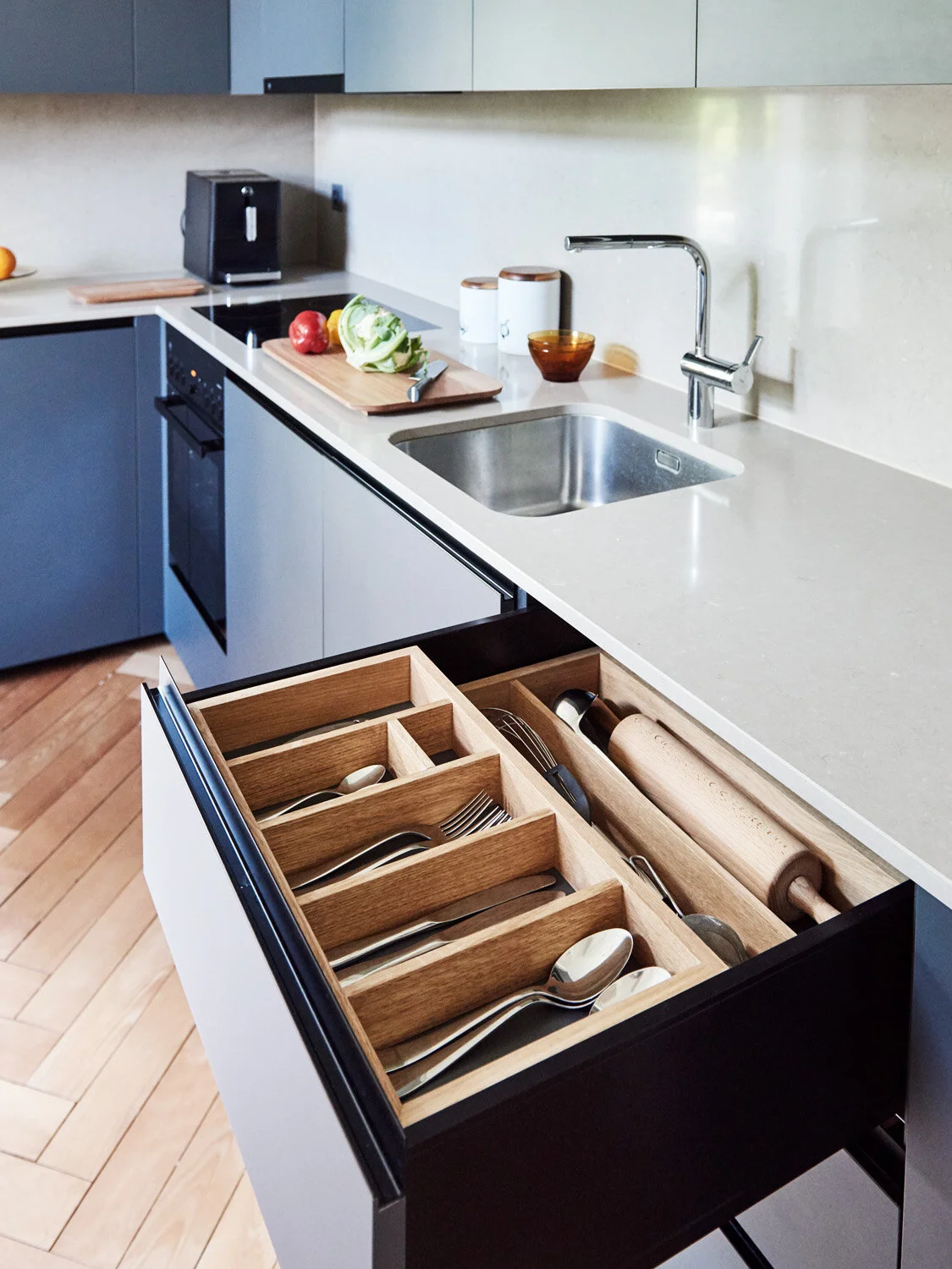 Küche mit altem Parkettboden, Apartment Zollikon