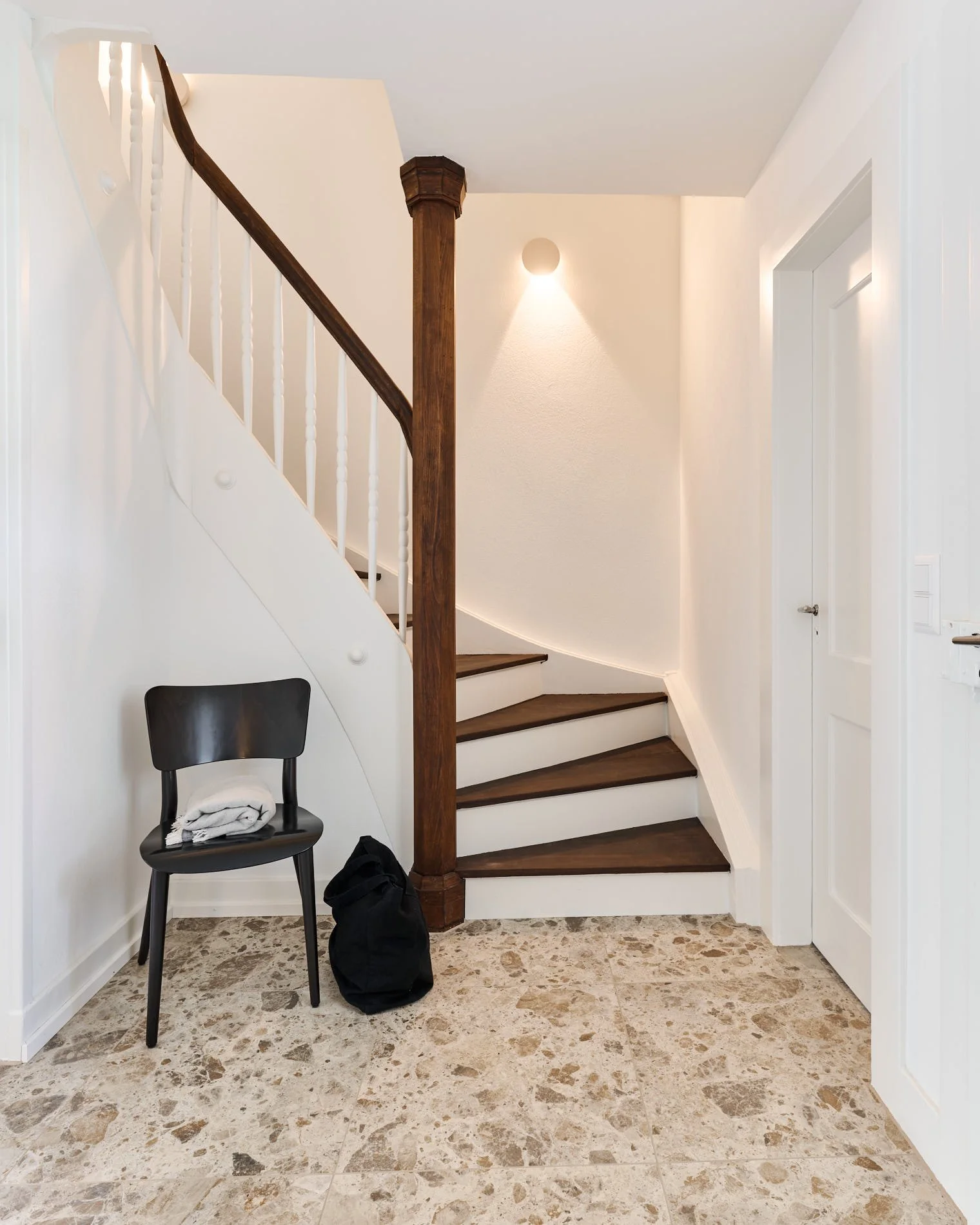 Korridor mit Sicht auf die Treppe, Privathaus Zürich