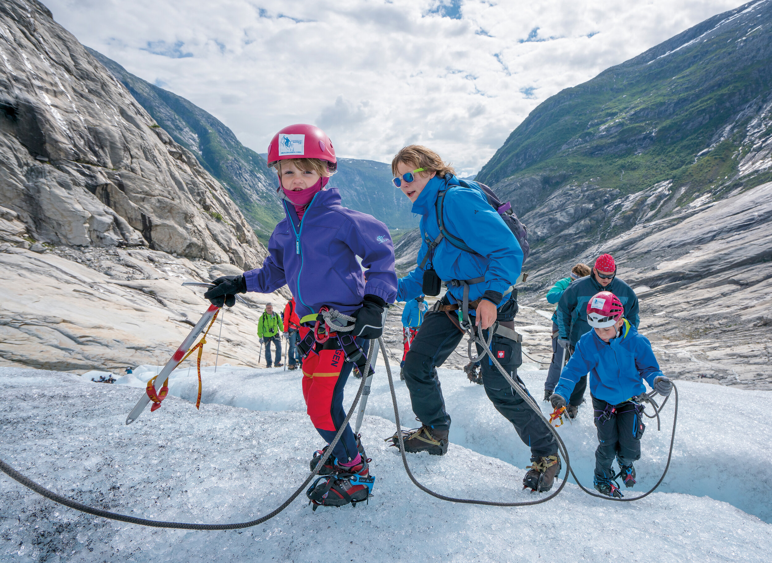 Voksne og barn på breen