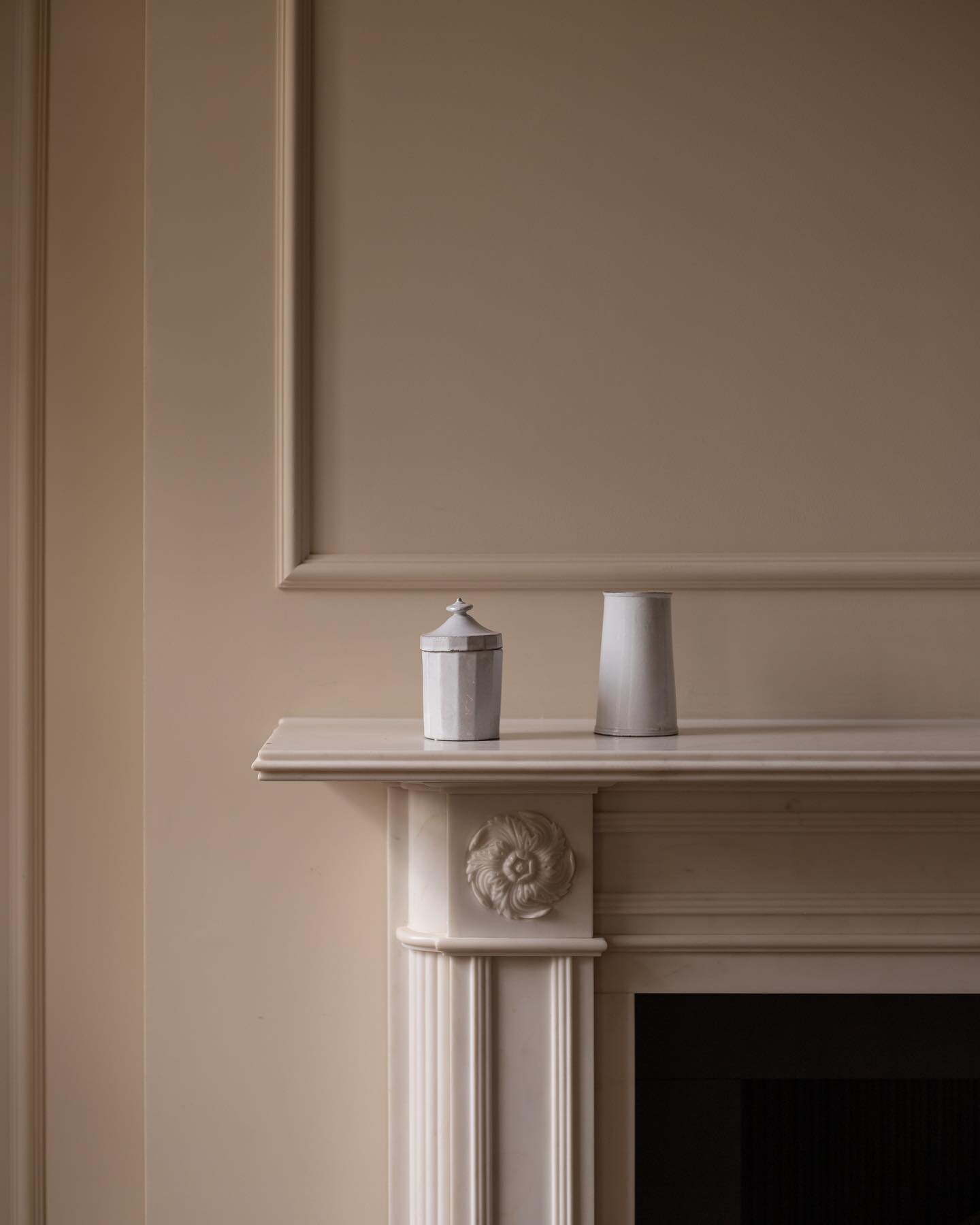 Perfectly serene detail from a beautifully considered &amp; elegant project a few weeks ago 💫🕯️
Seeking every tone, texture &amp; flicker of light when capturing this home designed by @emmamilneinteriors