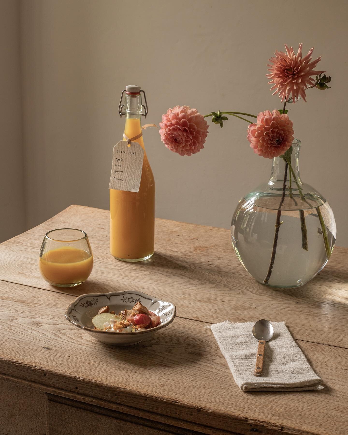 Apples &amp; pears, turmeric &amp; ginger spice🍐🧡🫚 
Pretty, clean &amp; detox keen💫
A moment of warming freshness &amp; peachy pompom dahlia dancing for a recent project, Verity developed beautiful seasonal recipes for us to shift into autumn wit