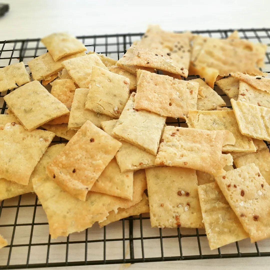 Sourdough discard crackers... what more !!! 😋😋 kids love them, we love them.... healthy and best of all,made with home grown rosemary

#healthanddining #healthyfood #fermentedfoods #homemade #guthealing #guthealth #sourdough #sourdoughstarter #nutr