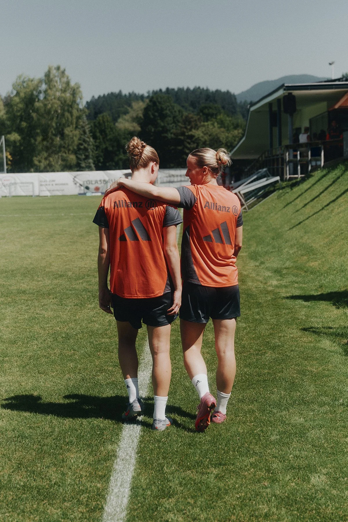 freundschaft-friendship-teamgeist-teampower-fcbayernfrauen-support-bonding-trust-younggeneration-sport-soccer.jpg