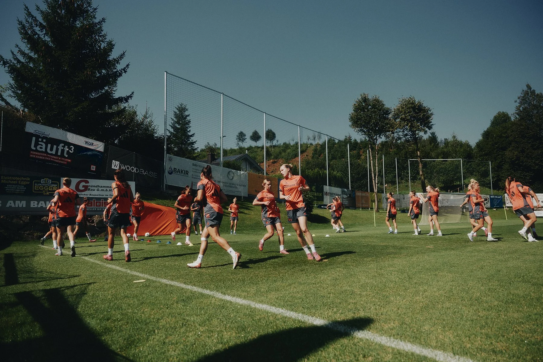 spielfeld-footballfield-classroomwechsel-neuewege-selbstverwirklichung-youthjourney-sportkarriere-lifechapter-fcbayernfrauen-soccer.jpg