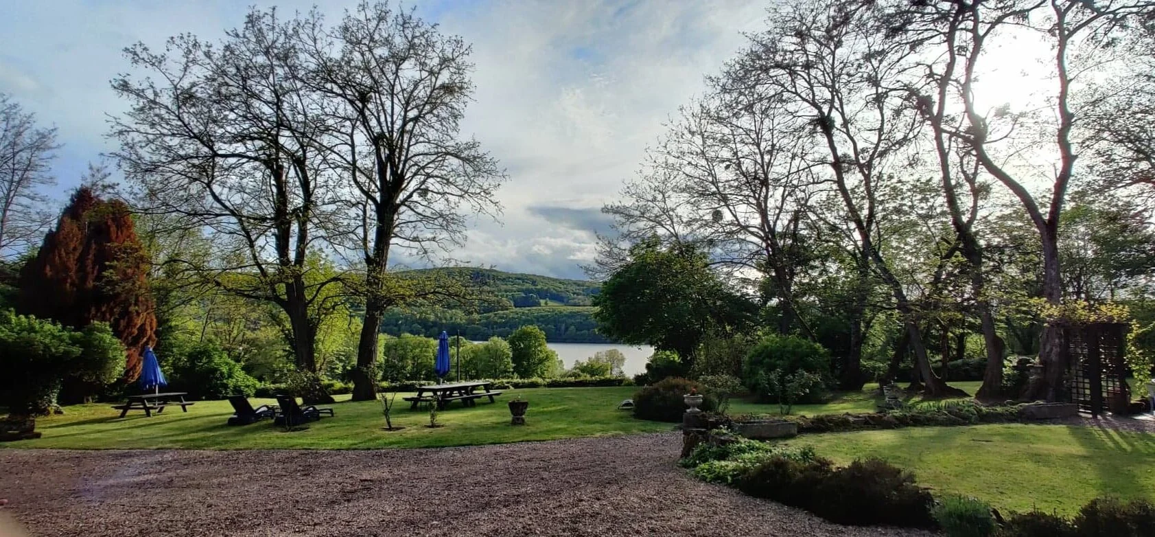 La vue sur le lac, château de chaumard morvan.jpg