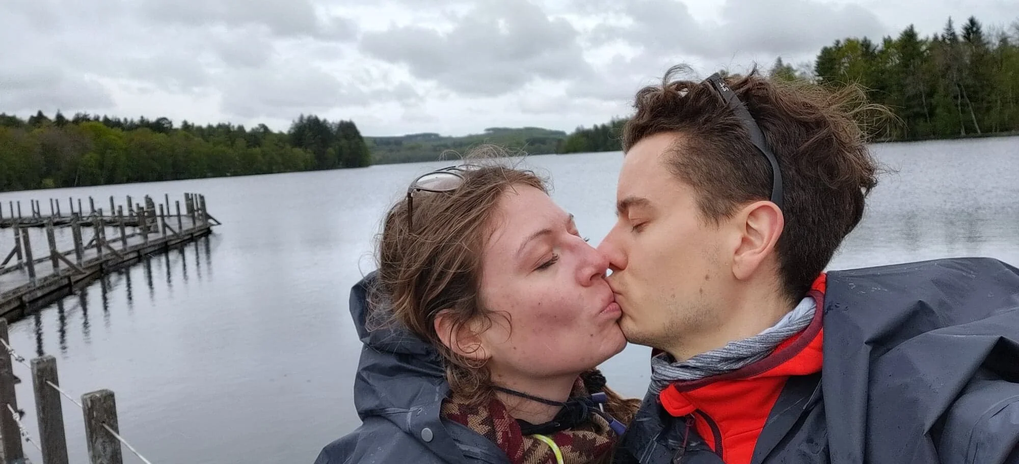 Cassie et Robin, bisou, lac des Settons, couple, randonée.jpg