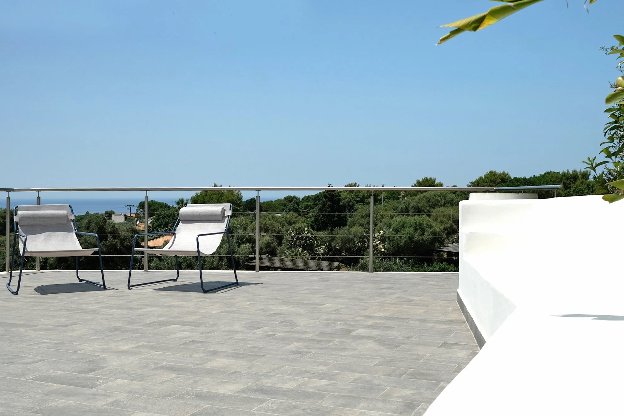 La terrazza ad Ustica costruisce una relazione diretta con il mare, trasformando il panorama in elemento centrale del progetto.