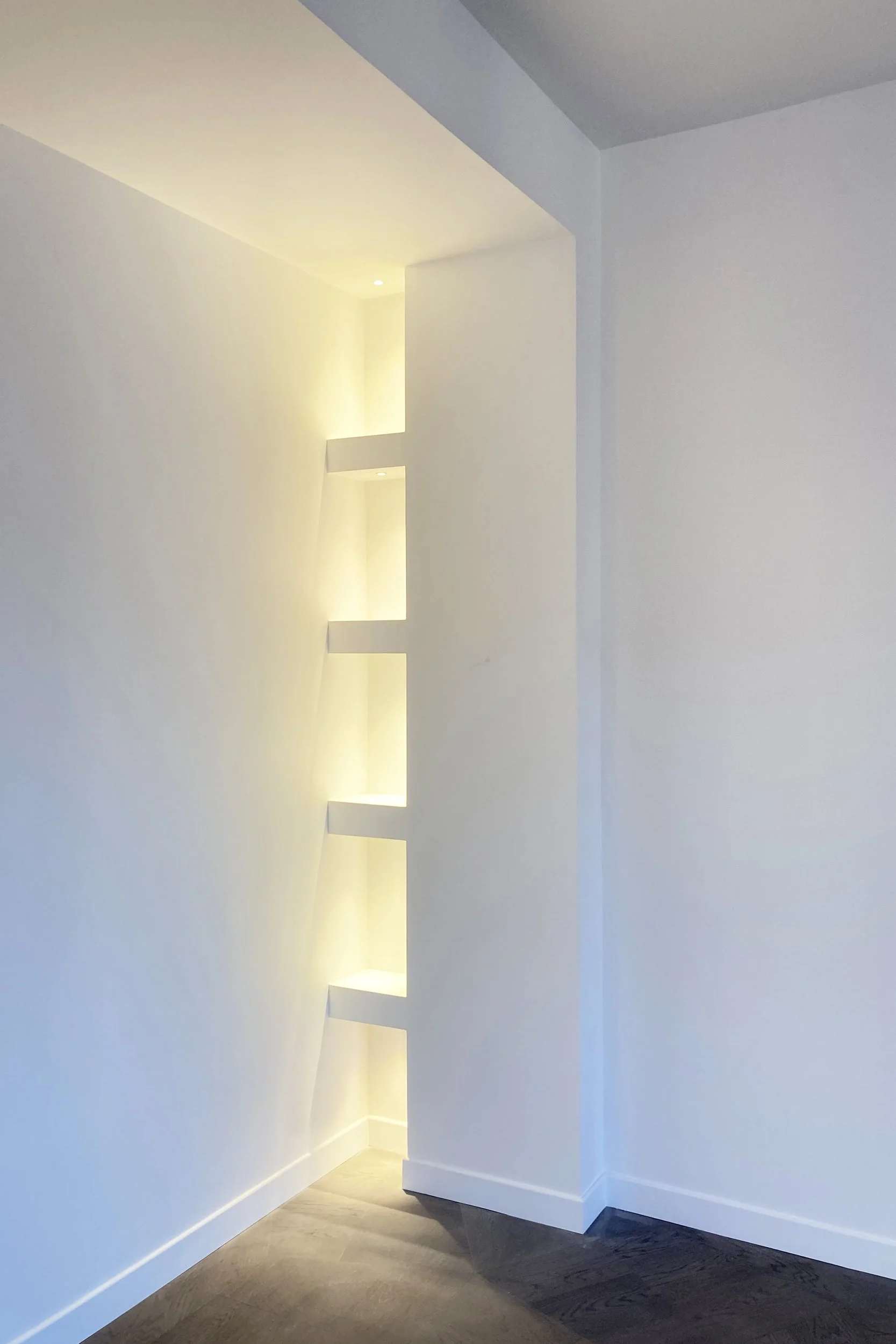 Il rapporto tra l'illuminazione integrata ed il pavimento Slide di Listone Giordano.