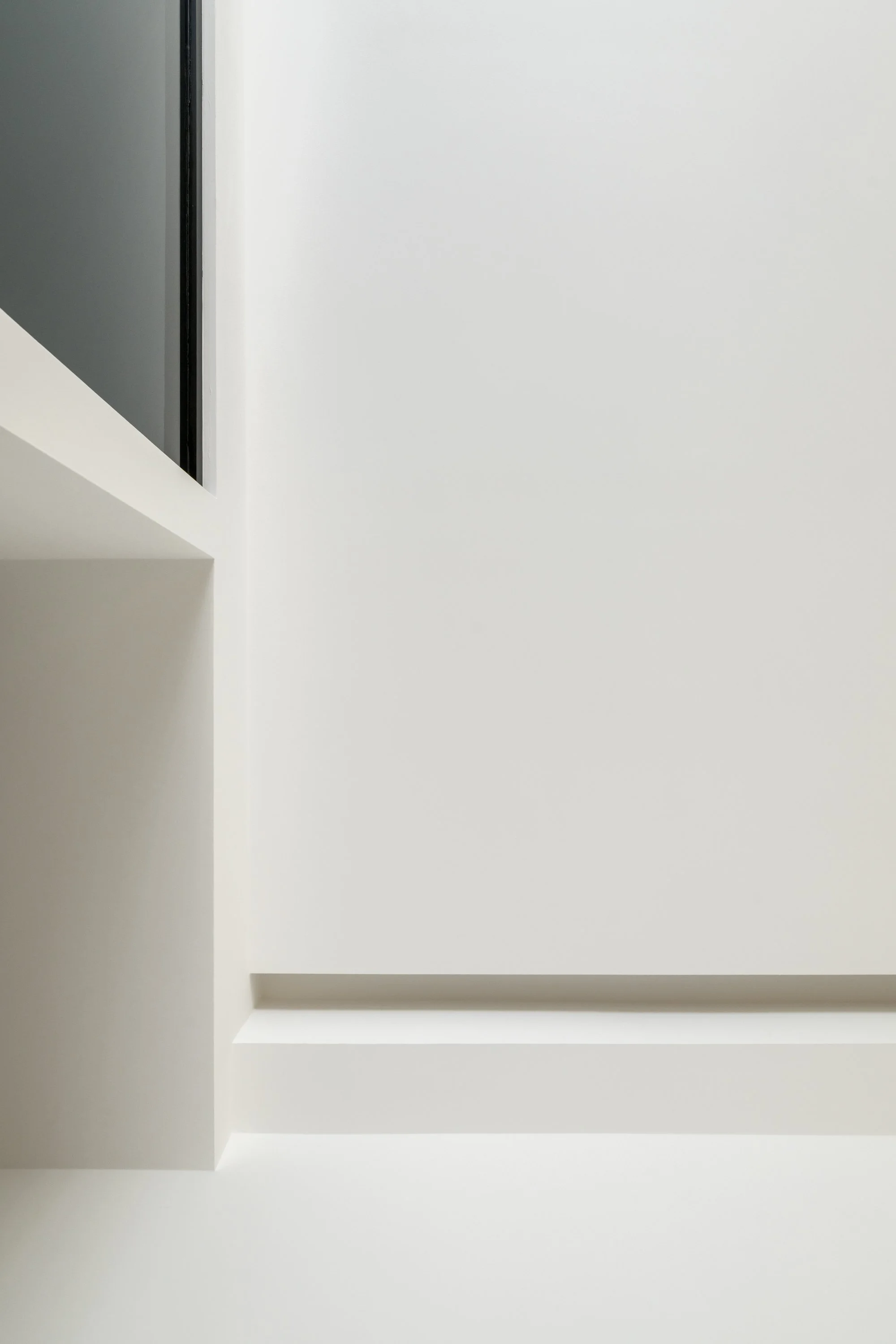 Dettaglio dell’illuminazione integrata nel progetto Slide a Palermo di Francesco Di Raimondo architetto. I tagli di luce disegnano il soffitto attraverso sottili incisioni luminose che enfatizzano la geometria dello spazio e accompagnano la percezion