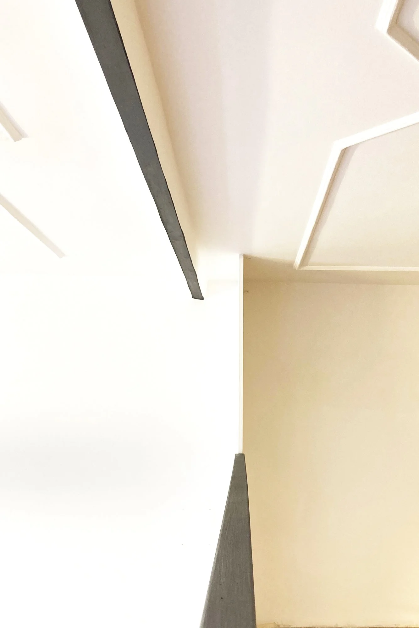 Dettaglio del progetto Bi-Cubo, ristrutturazione di un appartamento storico a Palermo progettata dall'architetto Francesco Di Raimondo. L'immagine evidenzia il rapporto tra il nuovo sistema volumetrico e il vuoto centrale che organizza la percezione 