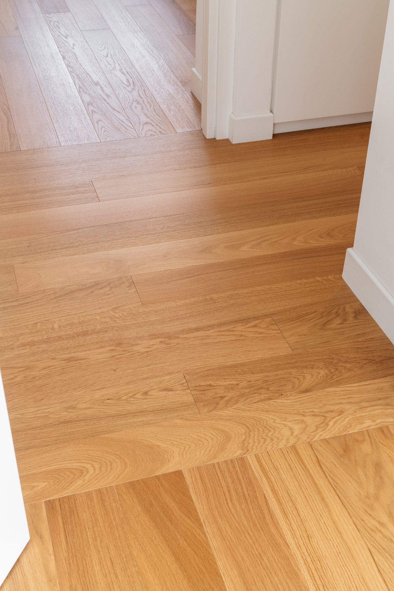 Dettaglio del parquet in rovere naturale Listone Giordano utilizzato nell'appartamento a Palermo, scelto per conferire continuità, calore materico e coerenza agli ambienti della casa.
