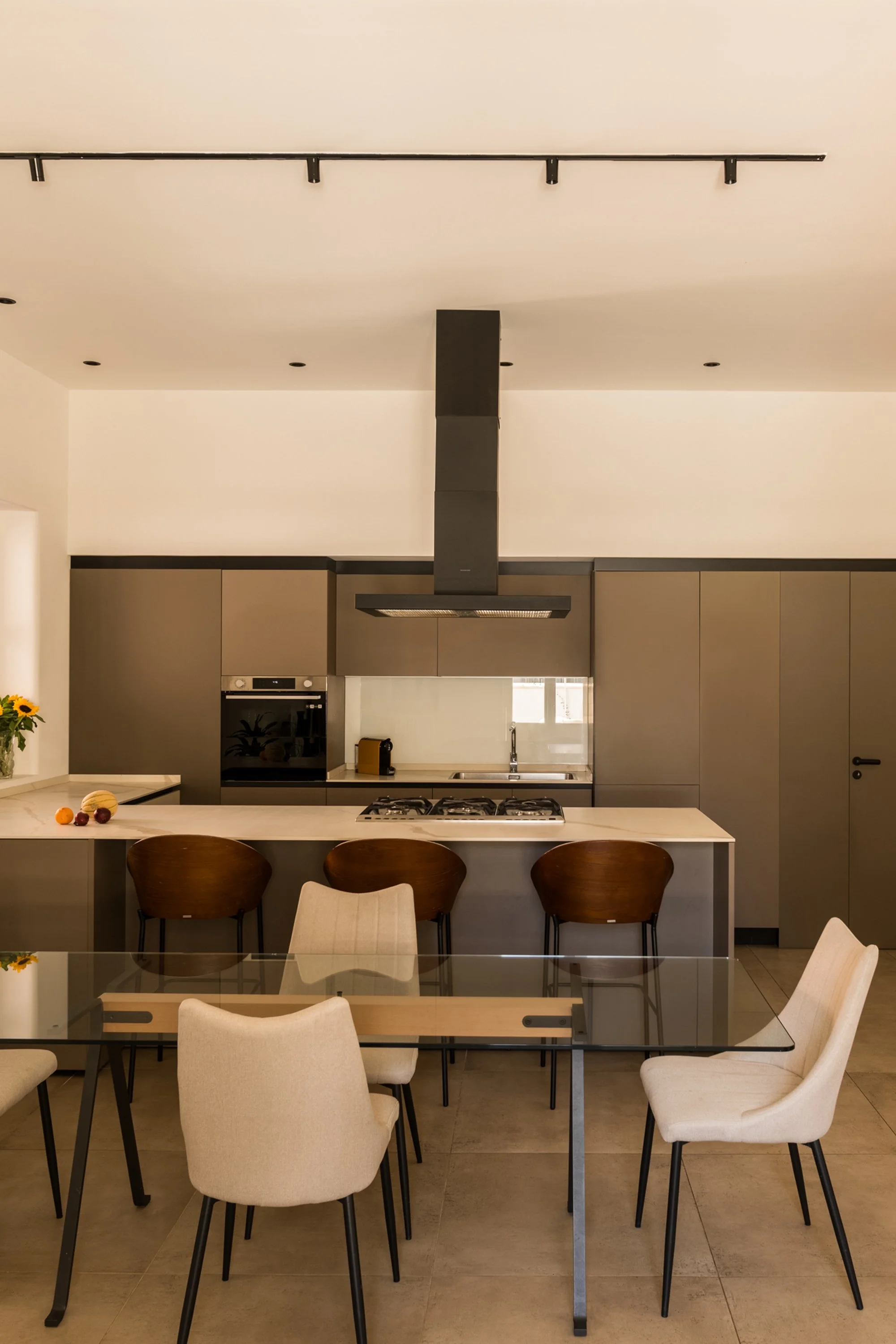 cucina-elmar-con-boiserie-e-porta-integrata-palermo.jpg