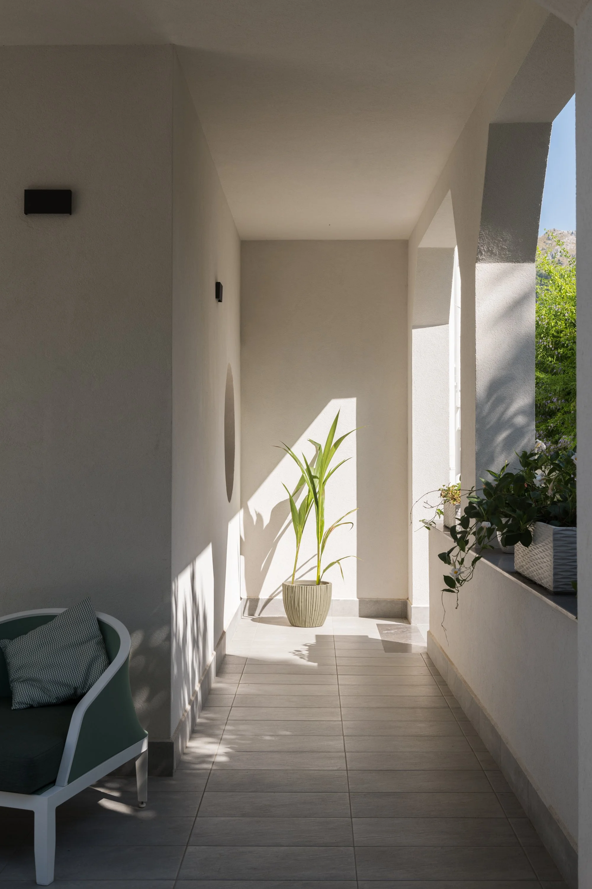 Portico della villa ristrutturata a Mondello, Palermo, nell'ambito del progetto di trasformazione e frazionamento. L'intervento ha previsto il risanamento integrale delle strutture verticali e orizzontali della villa e il consolidamento del portico, 