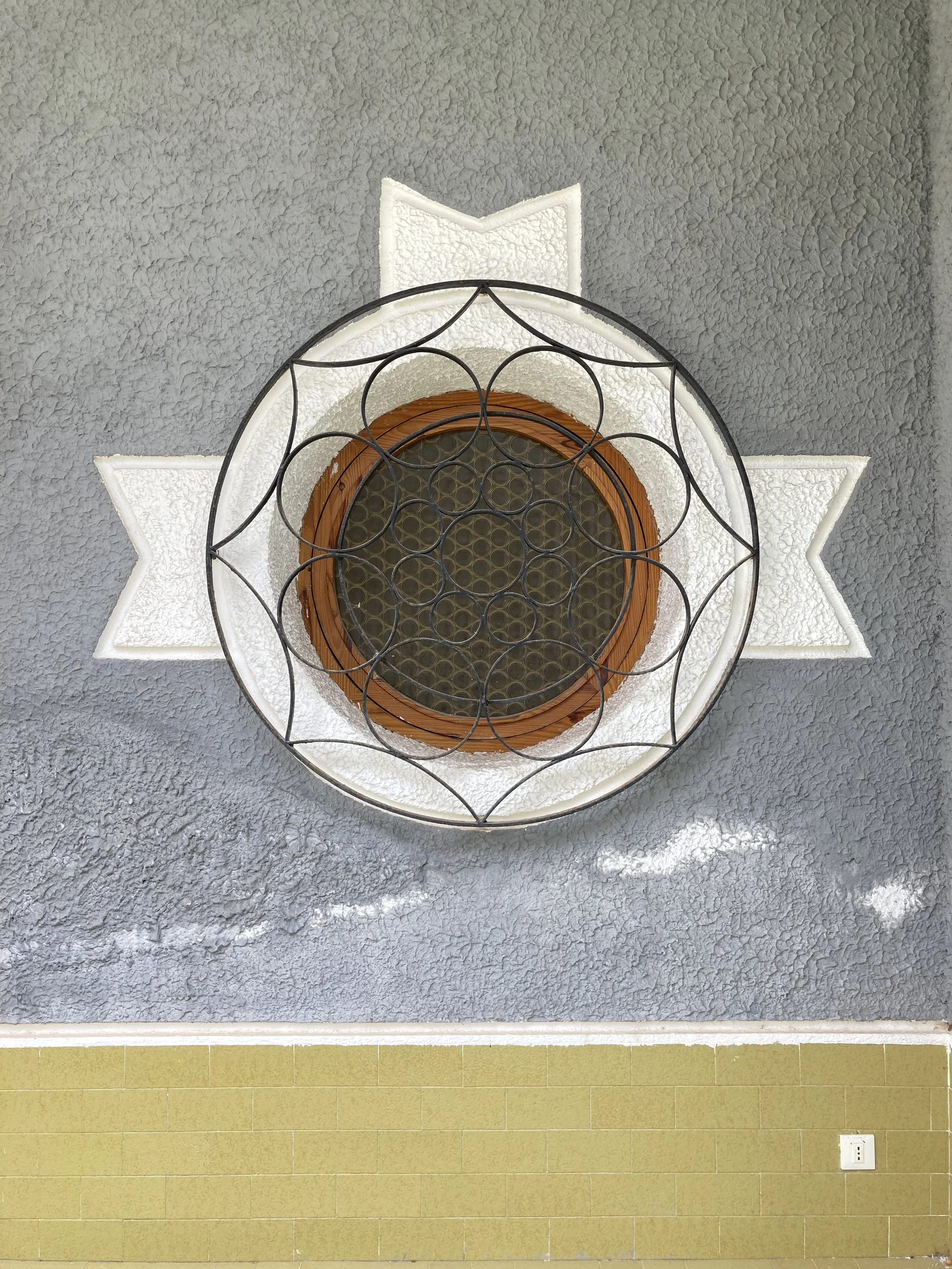 Dettaglio della finestra circolare originale della villa, conservata e reinterpretata come memoria dell'edificio esistente nel progetto di trasformazione in due abitazioni indipendenti a Palermo. Nel progetto di Francesco Di Raimondo questo elemento 