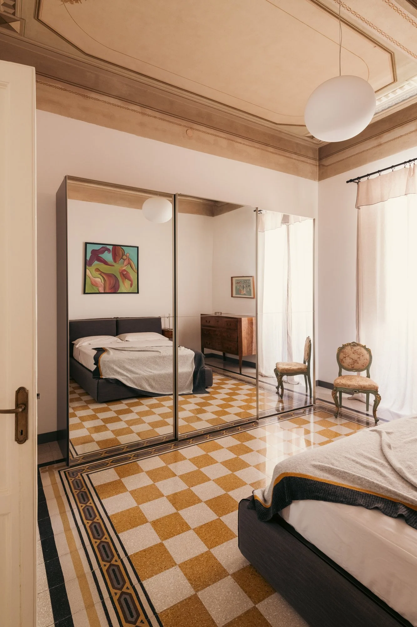 Camera da letto in appartamento storico a Palermo.