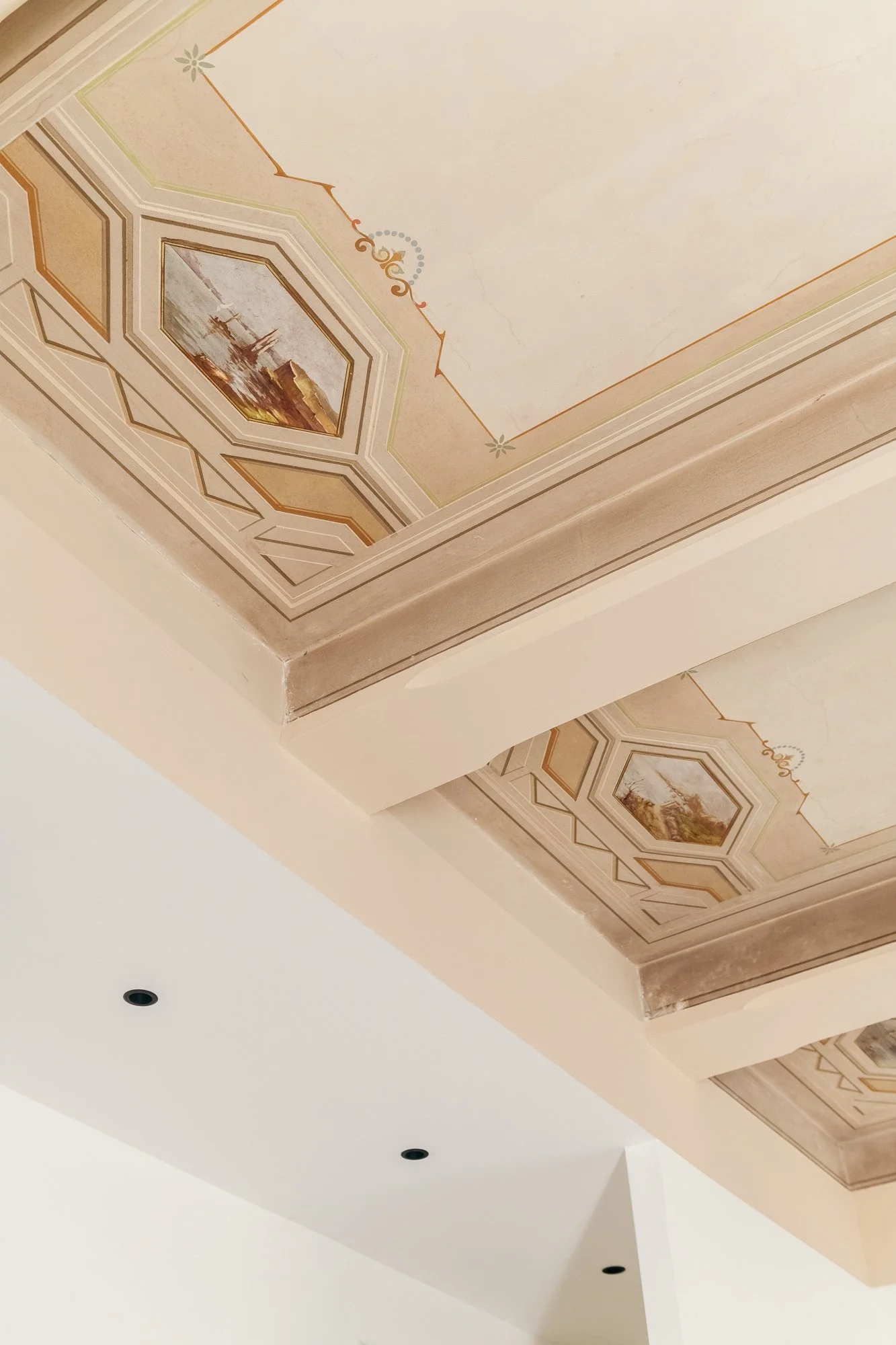 Il recupero delle decorazioni originali valorizza i soffitti storici dell'appartamento a Palermo, restituendo continuità tra memoria, restauro e nuova abitabilità degli spazi.