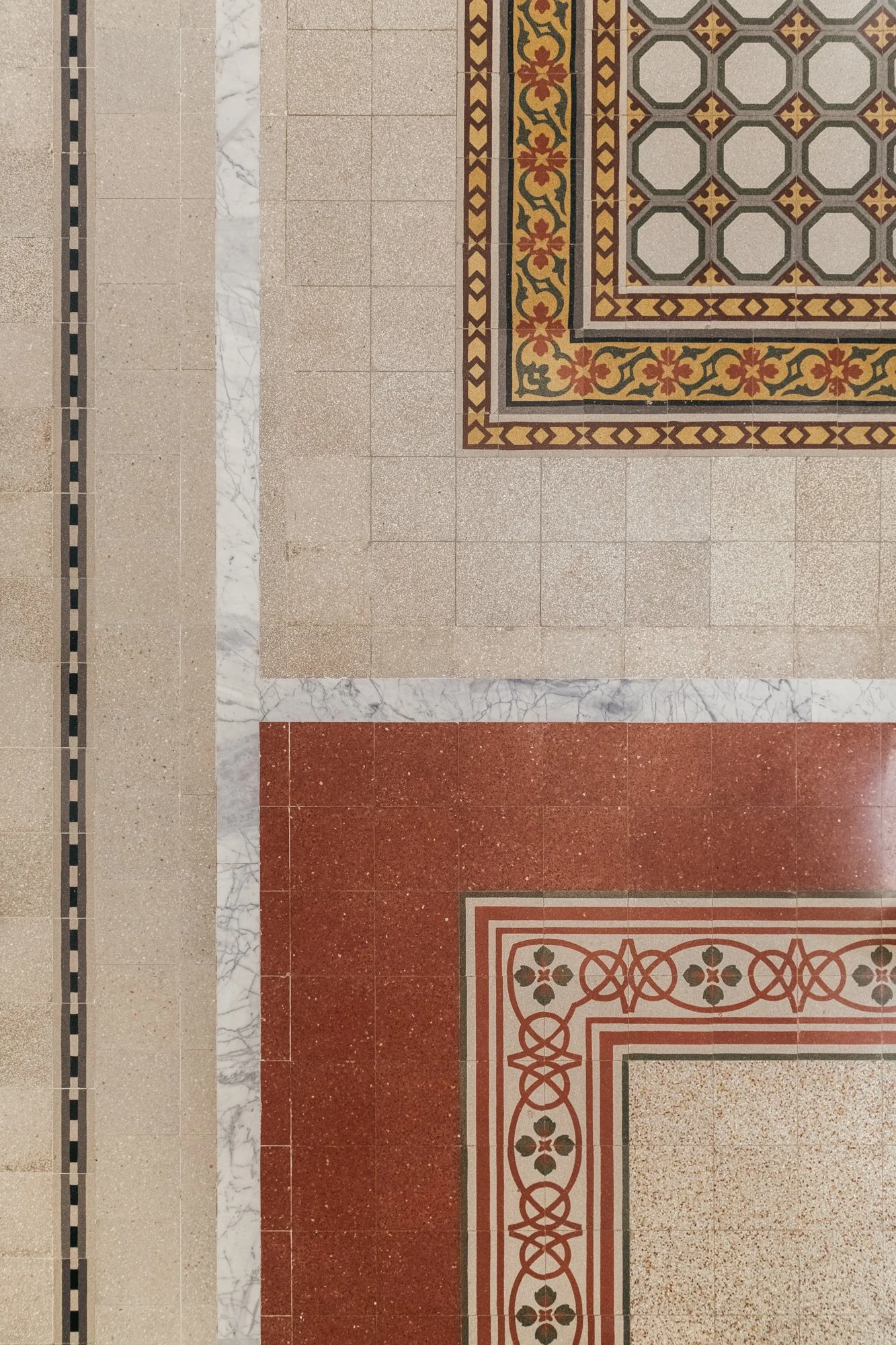 Il restauro dei pavimenti storici dell'appartamento a Palermo valorizza i disegni originali e le decorazioni geometriche, preservando la memoria e l'identità degli ambienti.