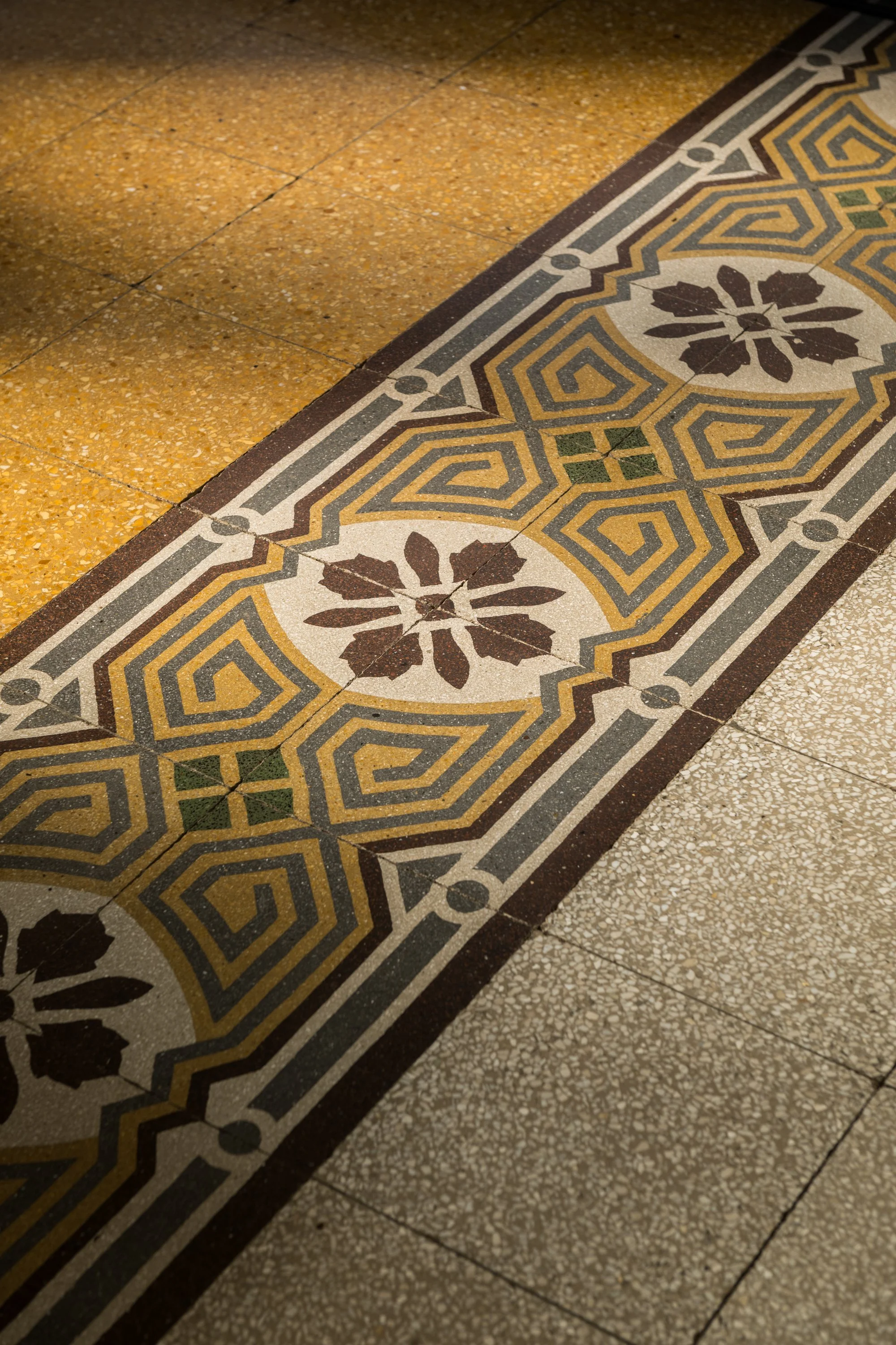 Dettaglio del pavimento decorativo in cementine storiche ricomposte nell’appartamento Unquarto a Palermo, elemento caratterizzante della ristrutturazione e del recupero dei materiali originali.