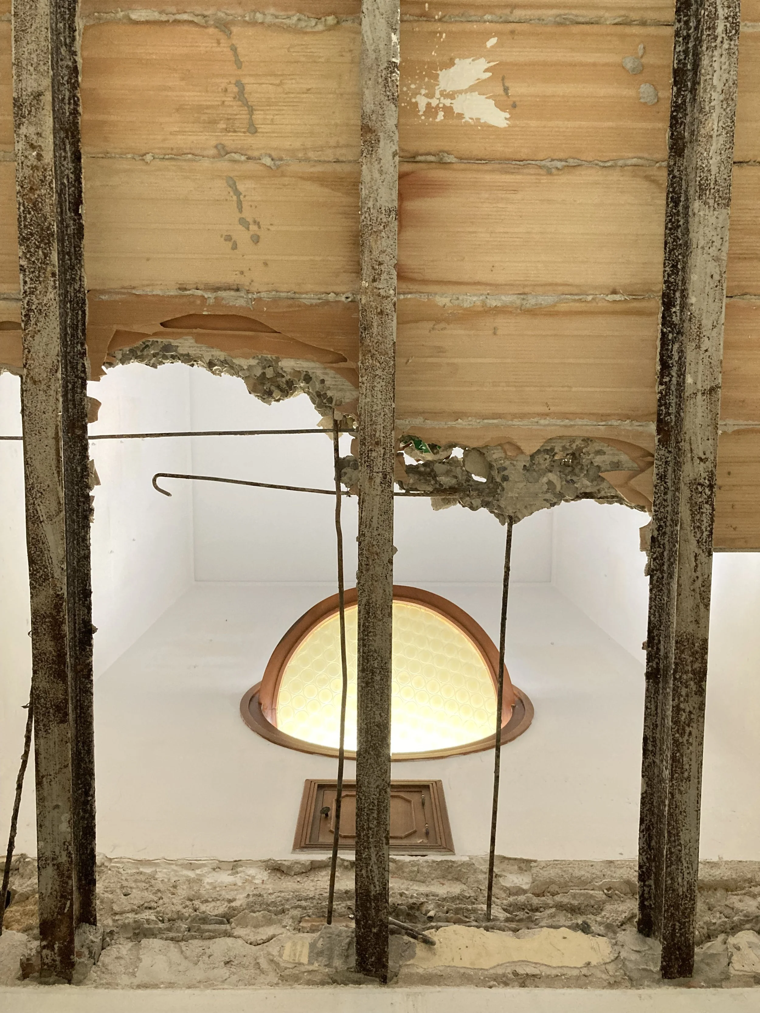 Demolizione del solaio e conservazione della finestra circolare. Fase di demolizione del solaio durante la trasformazione della villa. La finestra circolare, conservata come elemento identitario dell'edificio originario, rimane al centro del nuovo sp