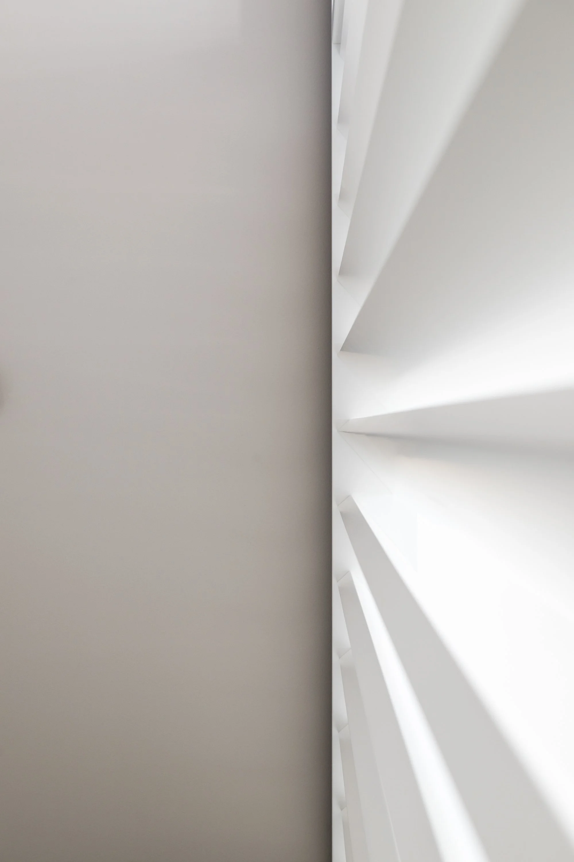 Dettaglio delle lame verticali del brise-soleil bianco nel progetto Ink a Palermo.