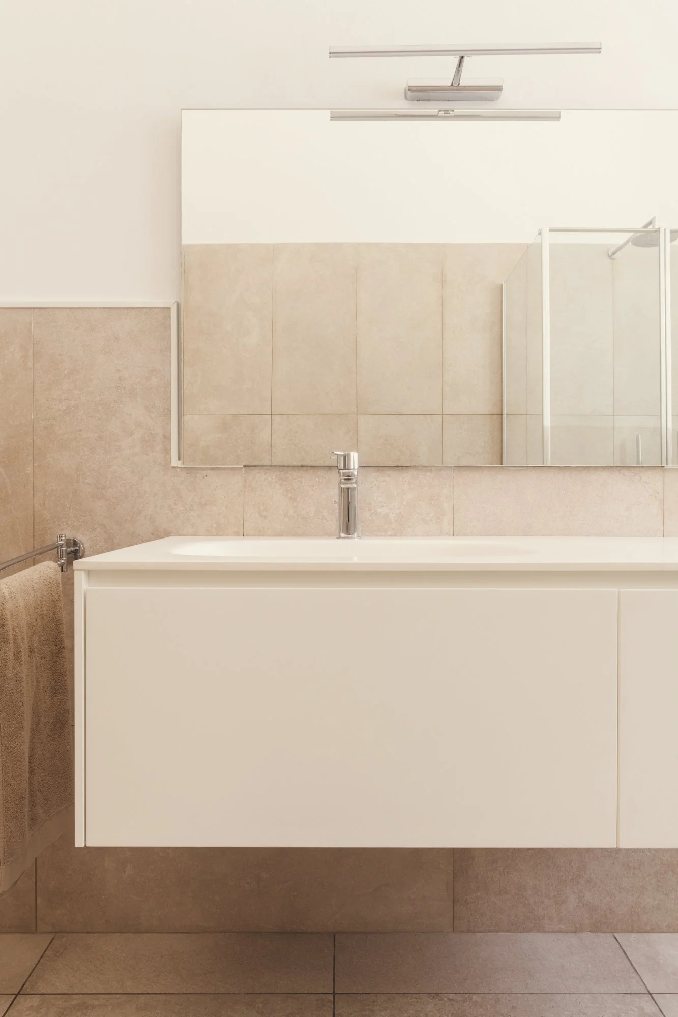 Nel bagno dell'appartamento a Palermo, il lavabo Antonio Lupi e la rubinetteria Fantini si inseriscono in un ambiente essenziale che interpreta il linguaggio contemporaneo del progetto di restauro.