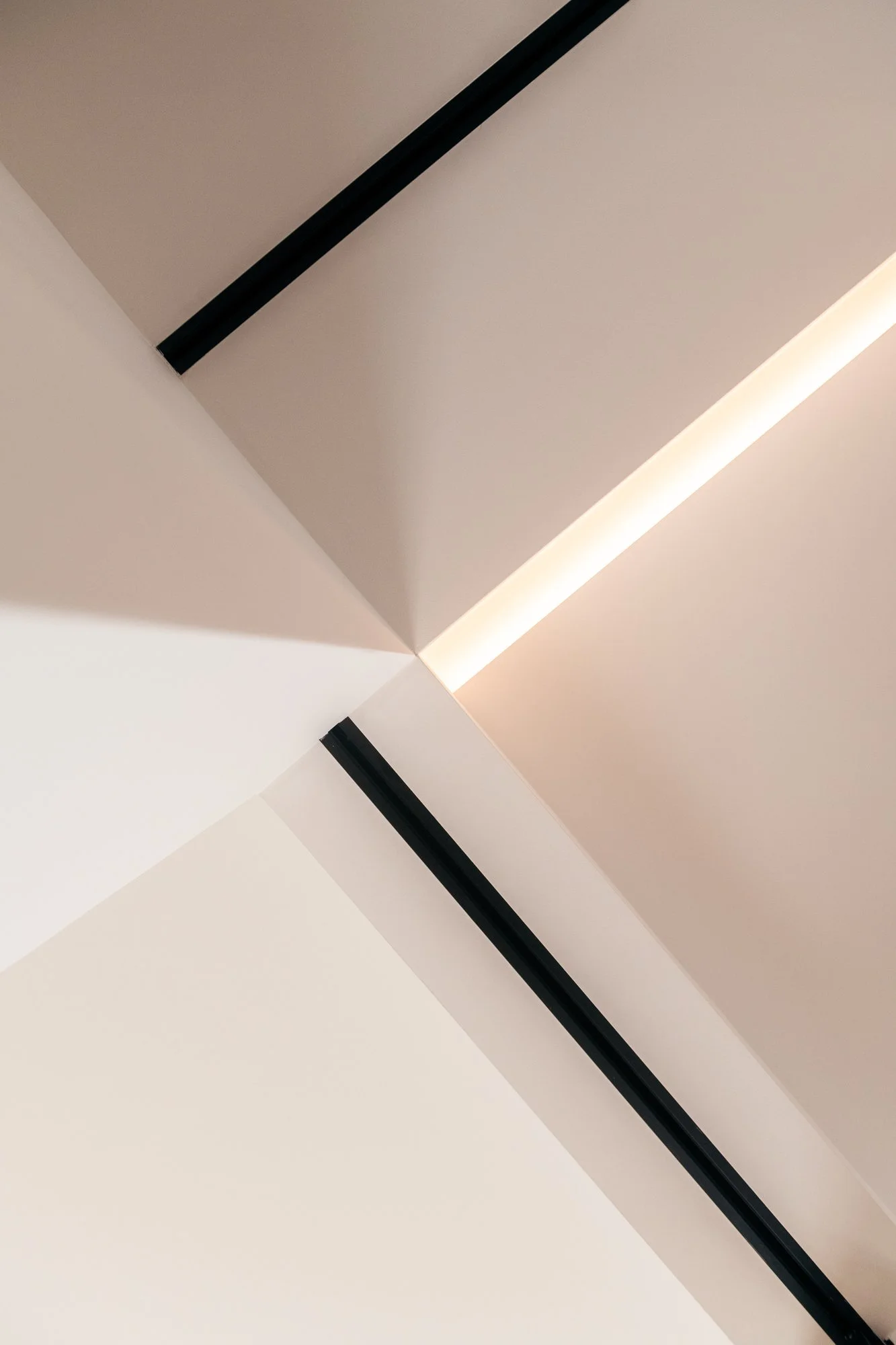 Dettaglio delle geometrie e dei tagli di luce che caratterizzano gli interni dell'appartamento a Palermo, valorizzando profondità, continuità visiva e pulizia formale.