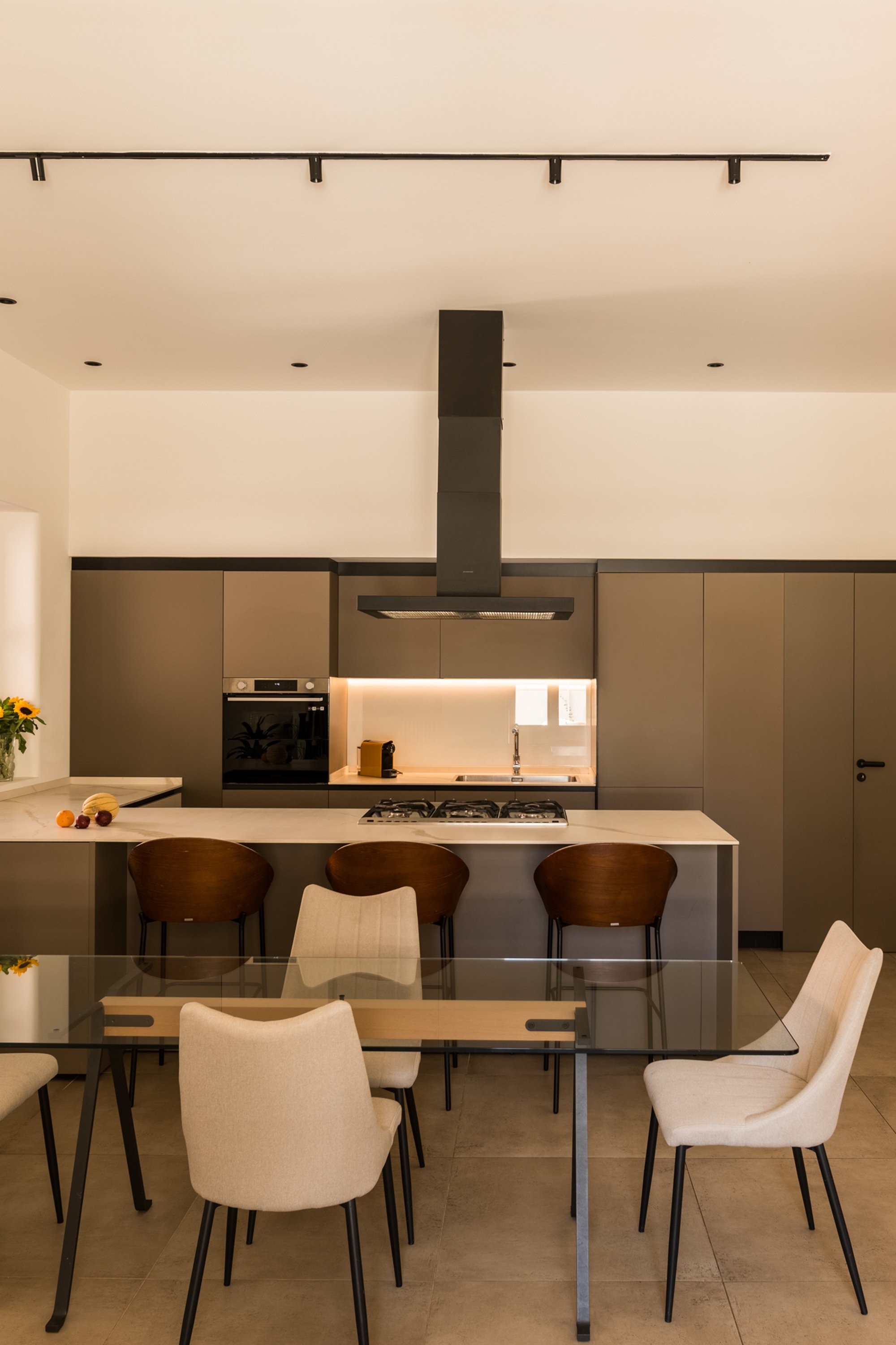cucina-elmar-led-con-boiserie-e-porta-integrata-palermo.jpg