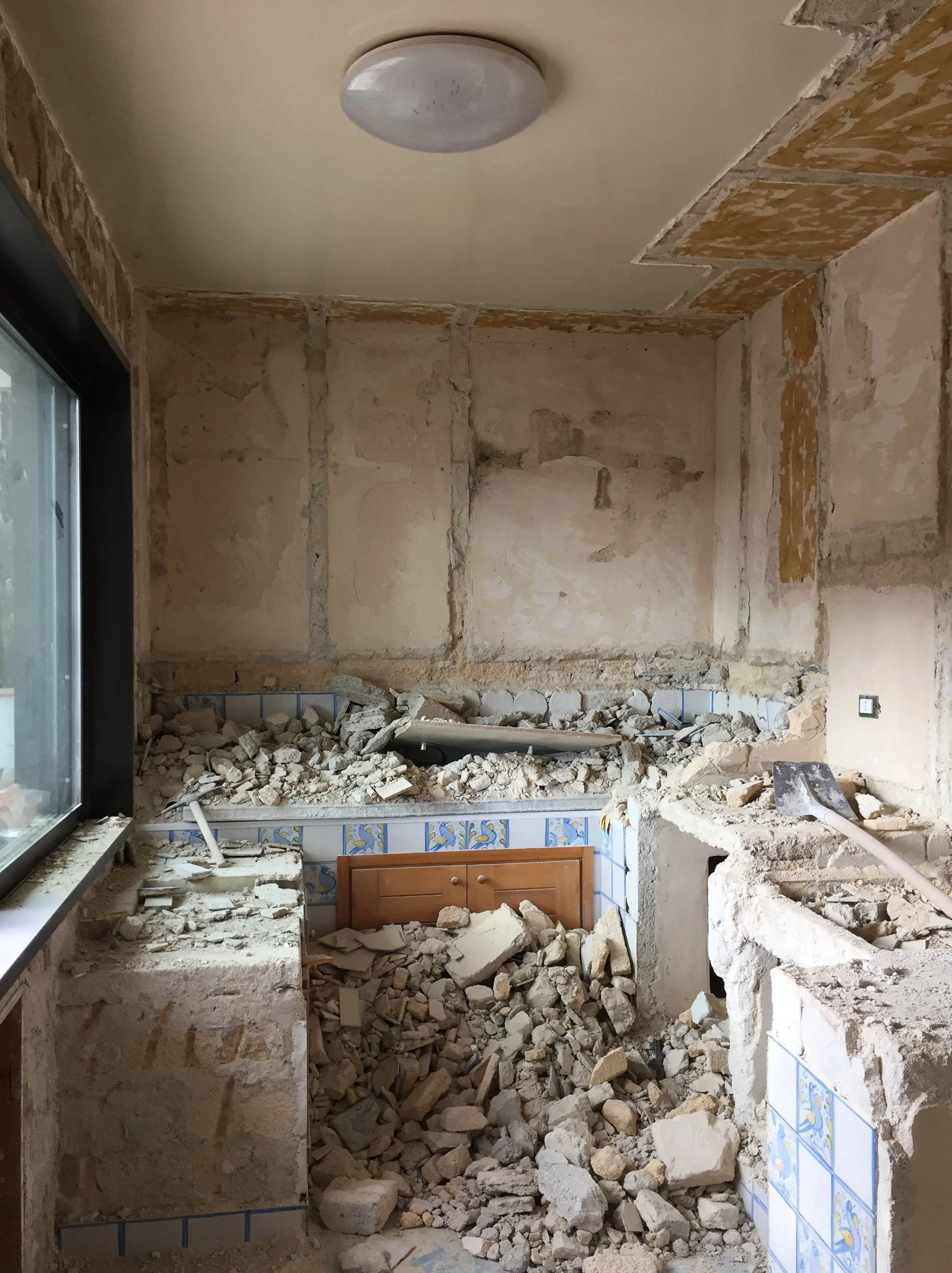 Demolizione della cucina esistente durante la ristrutturazione della villa a Palermo. La rimozione integrale delle superfici, degli arredi e delle partizioni consente di riportare alla luce la struttura originaria e verificare le reali condizioni del