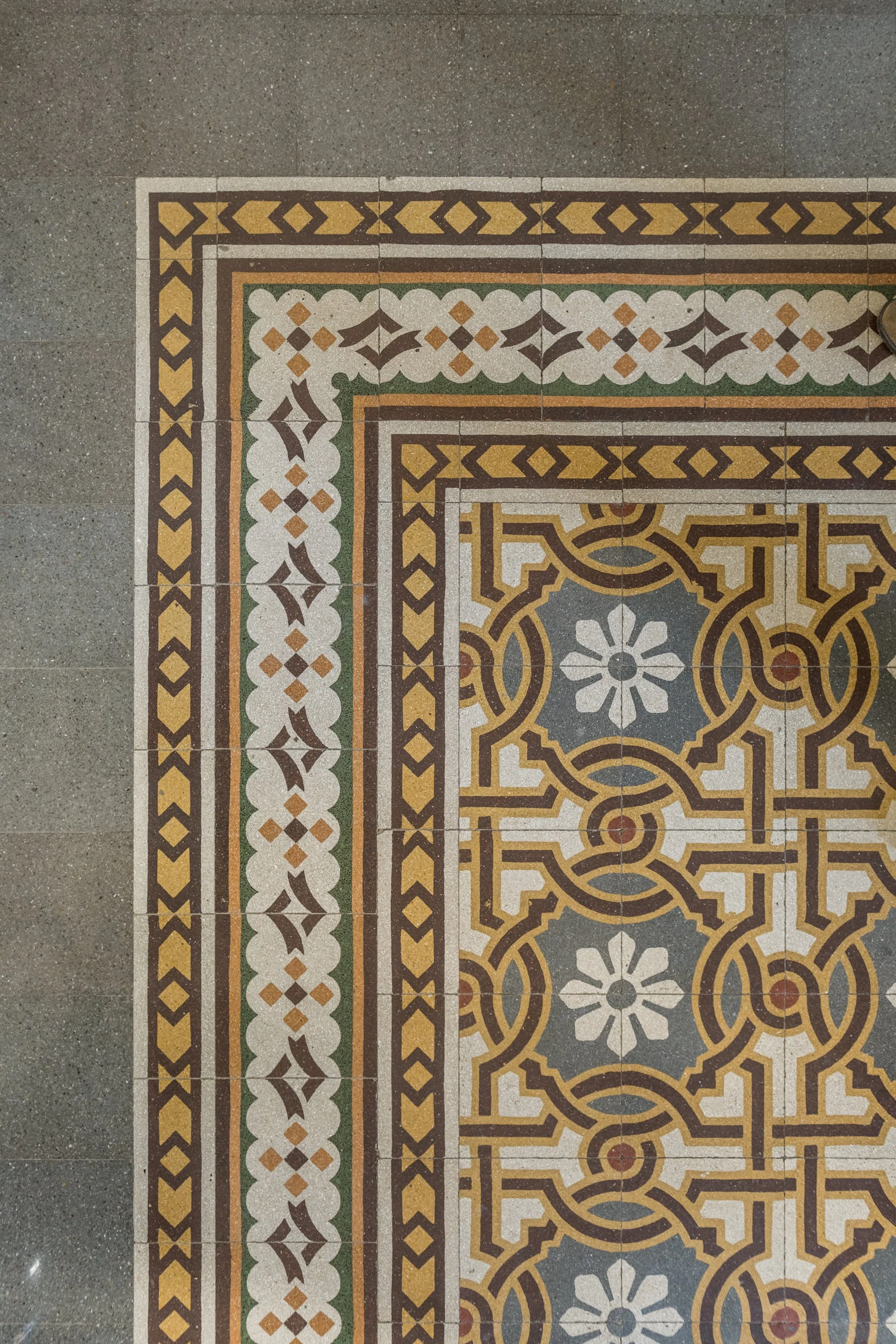 Dettaglio del tappeto decorativo in cementine storiche dell’appartamento Unquarto a Palermo, smontato e ricomposto secondo un nuovo disegno durante la ristrutturazione.