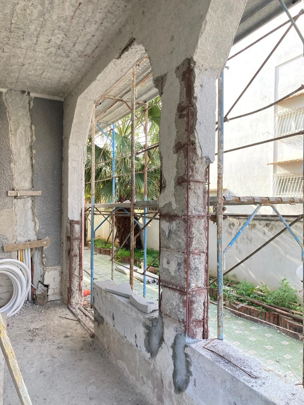 Intervento di risanamento strutturale dei pilastri durante la trasformazione di una villa unifamiliare in due abitazioni indipendenti. Fase di cantiere dedicata al risanamento delle strutture verticali della villa durante la trasformazione dell'edifi