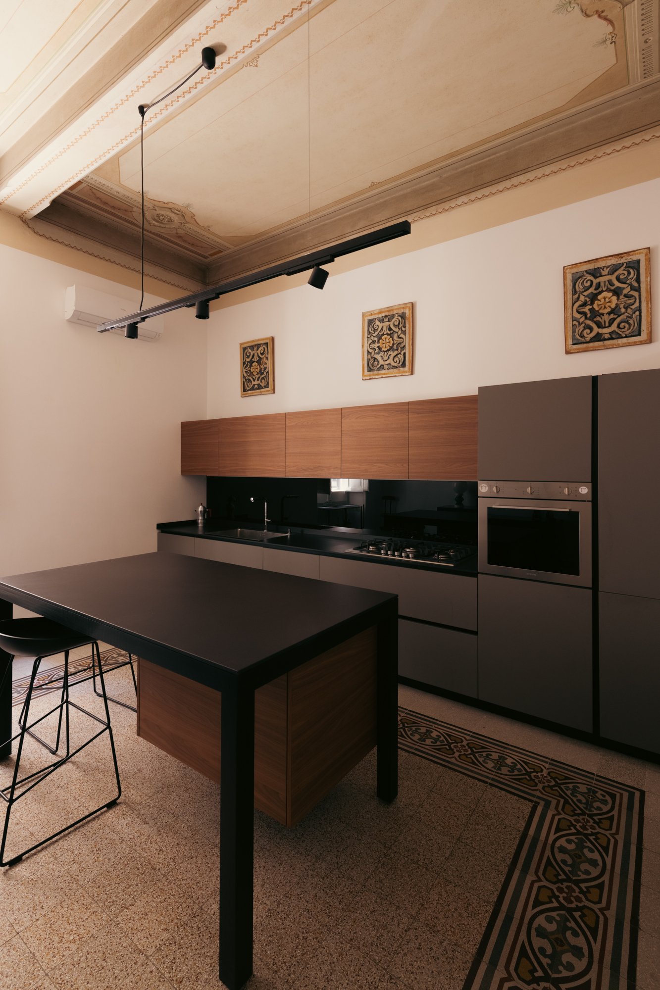 cucina-dada-molteni-con-isola-in-appartamento-storico-restaurato-palermo.jpg