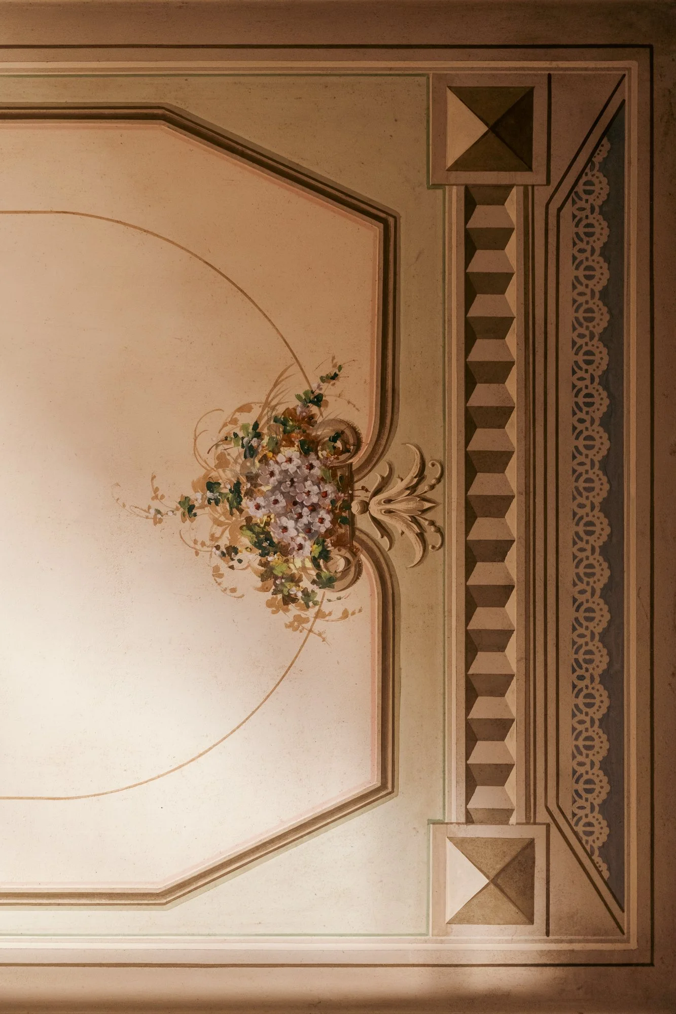 Il restauro delle decorazioni originali del soffitto valorizza il patrimonio storico dell'appartamento a Palermo, preservando dettagli ornamentali e qualità artigianali dell'epoca.