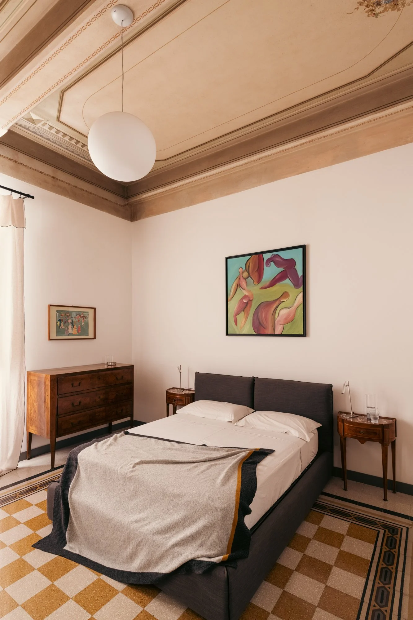 Arredi di design nella camera da letto in appartamento storico a Palermo.