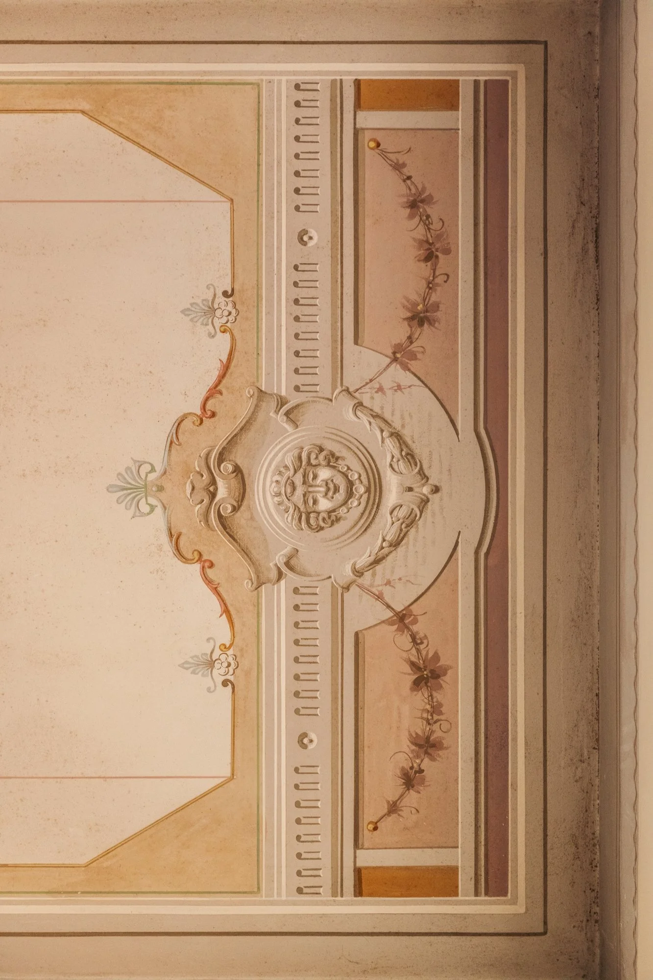 Dettaglio del soffitto decorato restaurato dell'appartamento a Palermo, recuperato per conservare la memoria storica e l'identità originaria degli ambienti.
