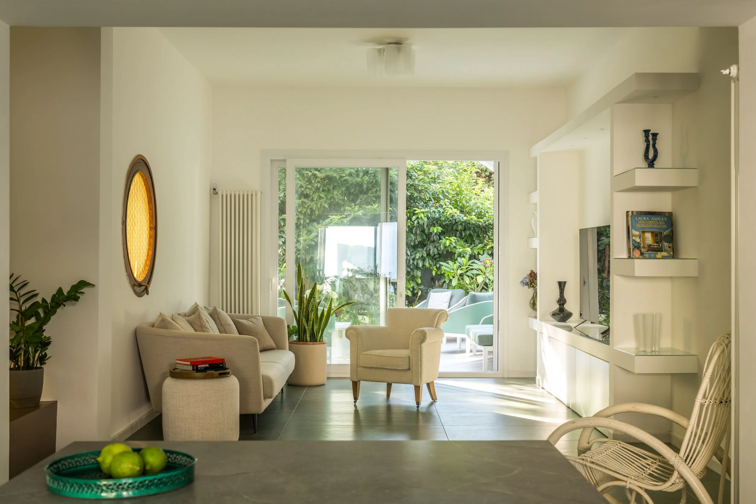 Soggiorno della villa di Mondello, Palermo, riconfigurato attraverso la nuova distribuzione degli spazi interni conseguente al frazionamento dell’edificio in due unità abitative autonome. L’allineamento di soggiorno e cucina lungo un unico asse attra