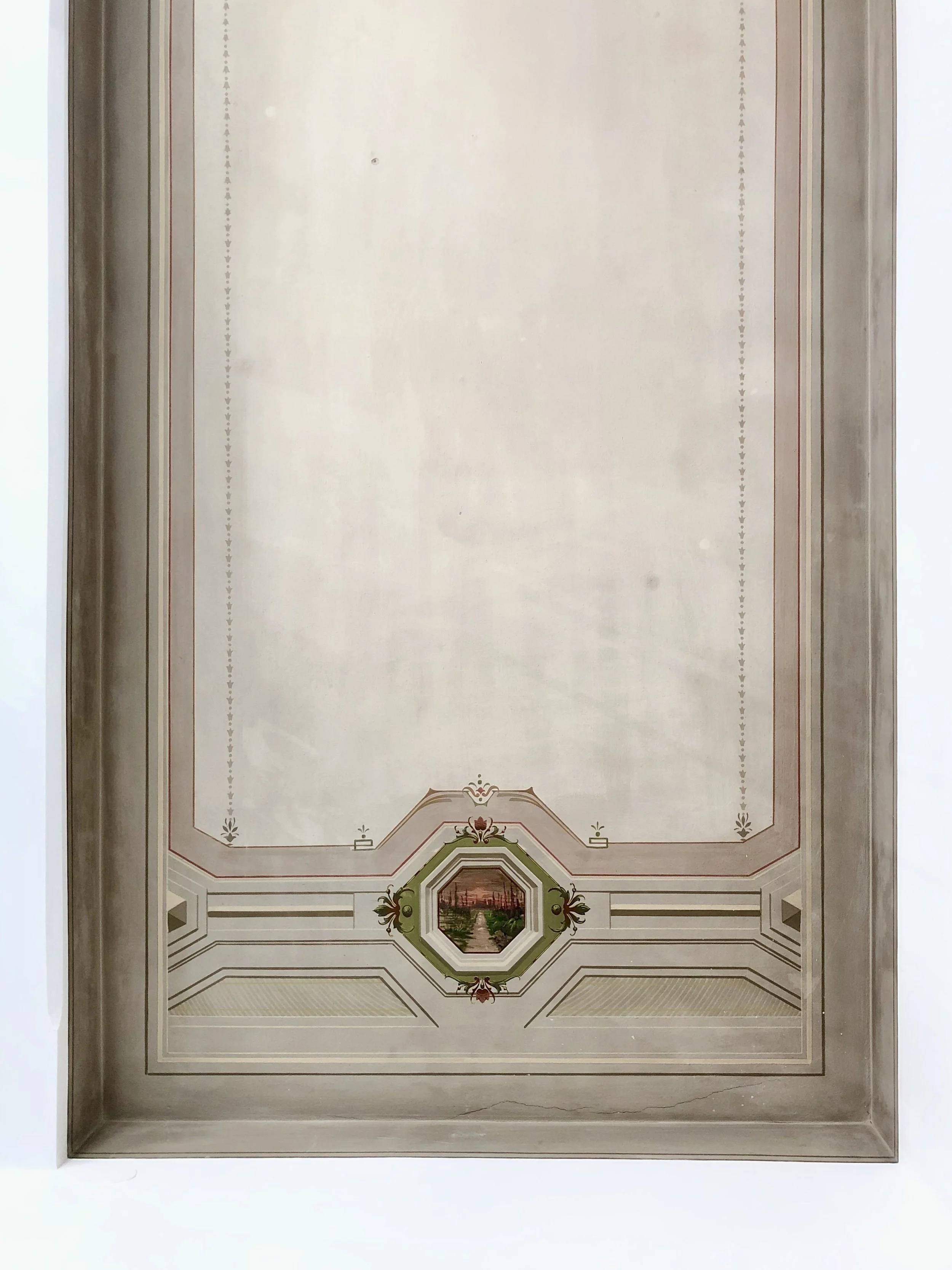 Restauro conservativo di soffitto dipinto originale in appartamento storico a Palermo. Le decorazioni storiche vengono recuperate e valorizzate all’interno di un progetto di ristrutturazione e interior design contemporaneo che mette in relazione memo
