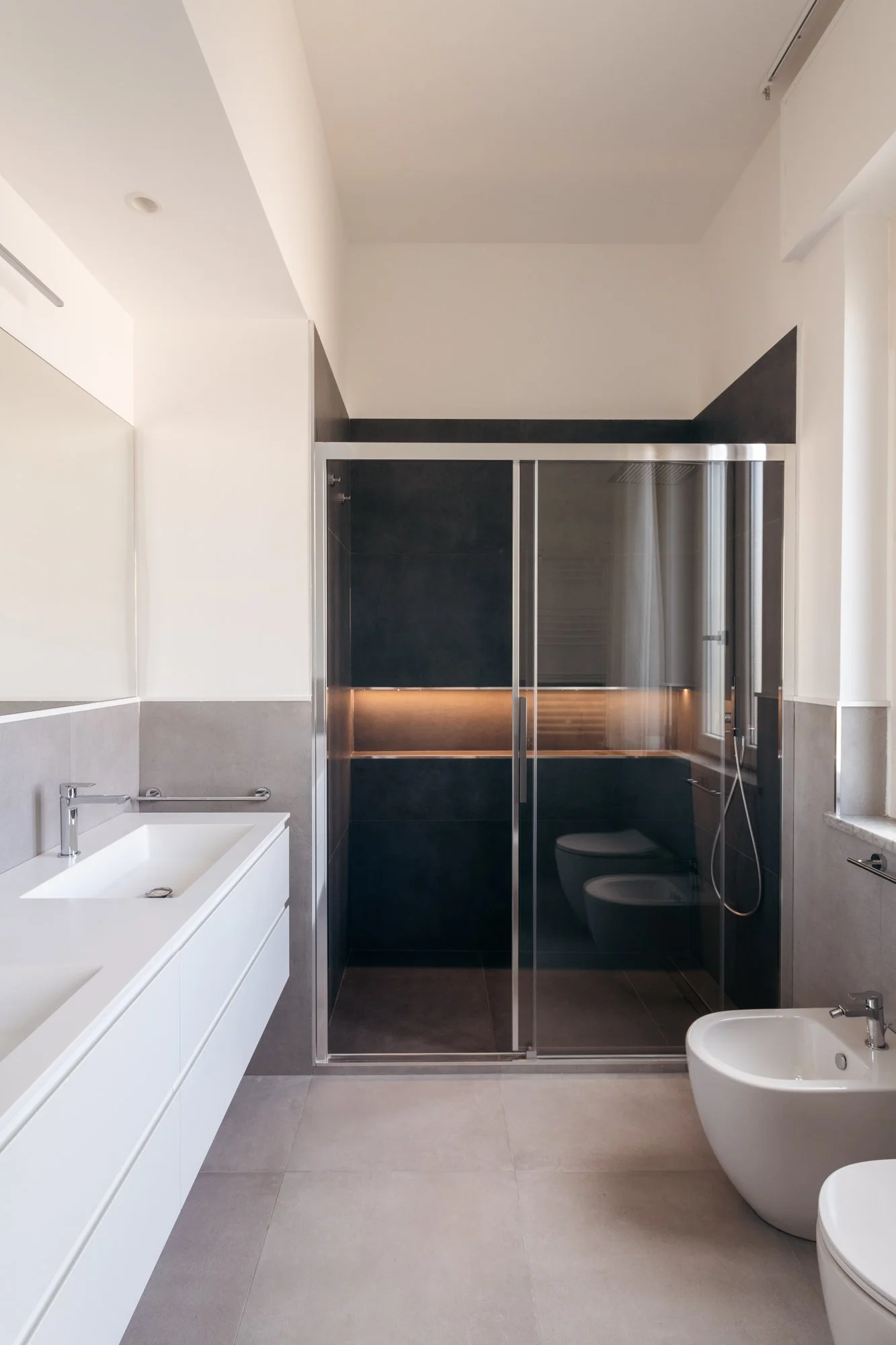 Bagno moderno con nicchia illuminata dell'appartamento a Palermo.